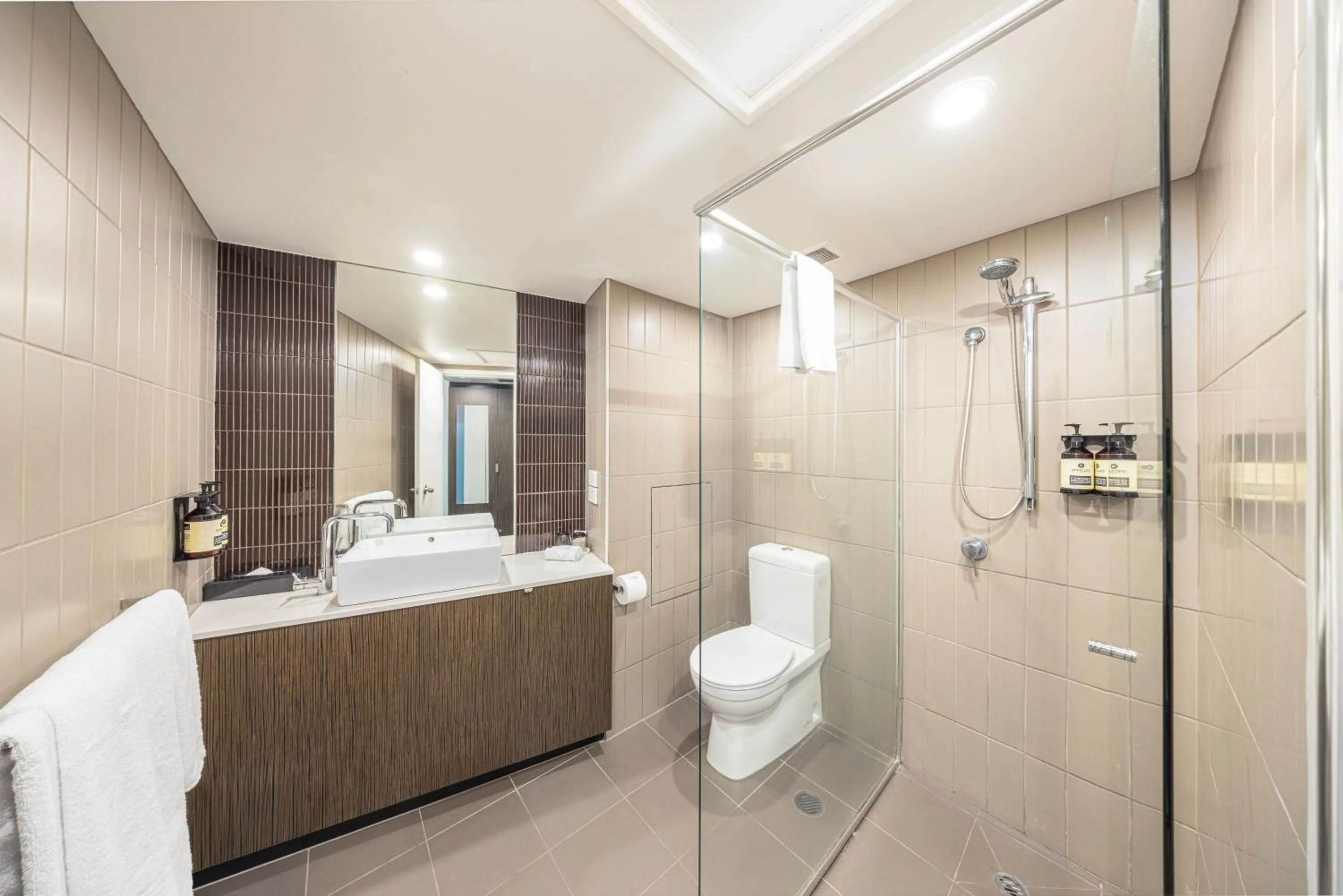 Shower in Hotel Grand Chancellor Townsville