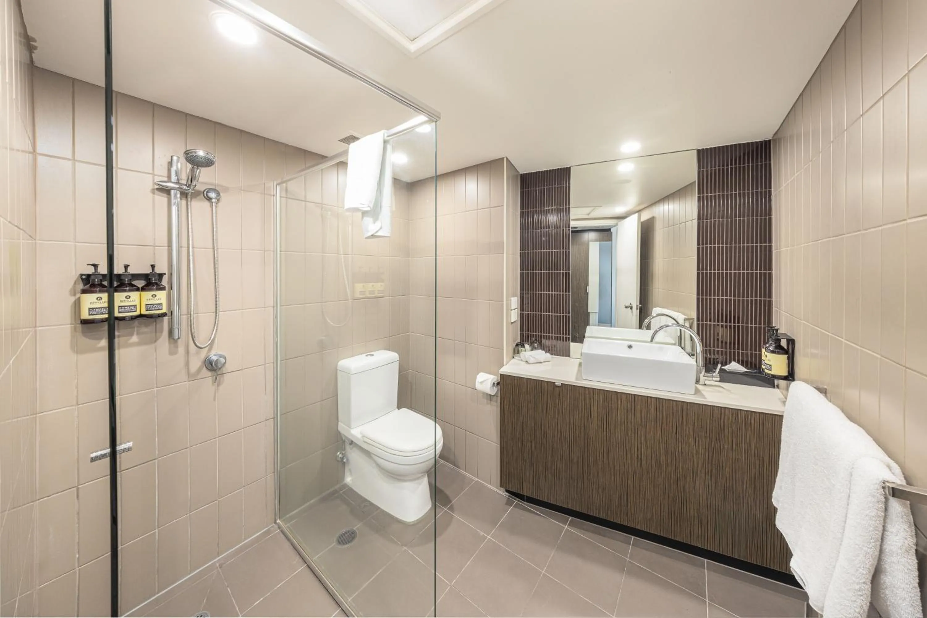 Shower in Hotel Grand Chancellor Townsville