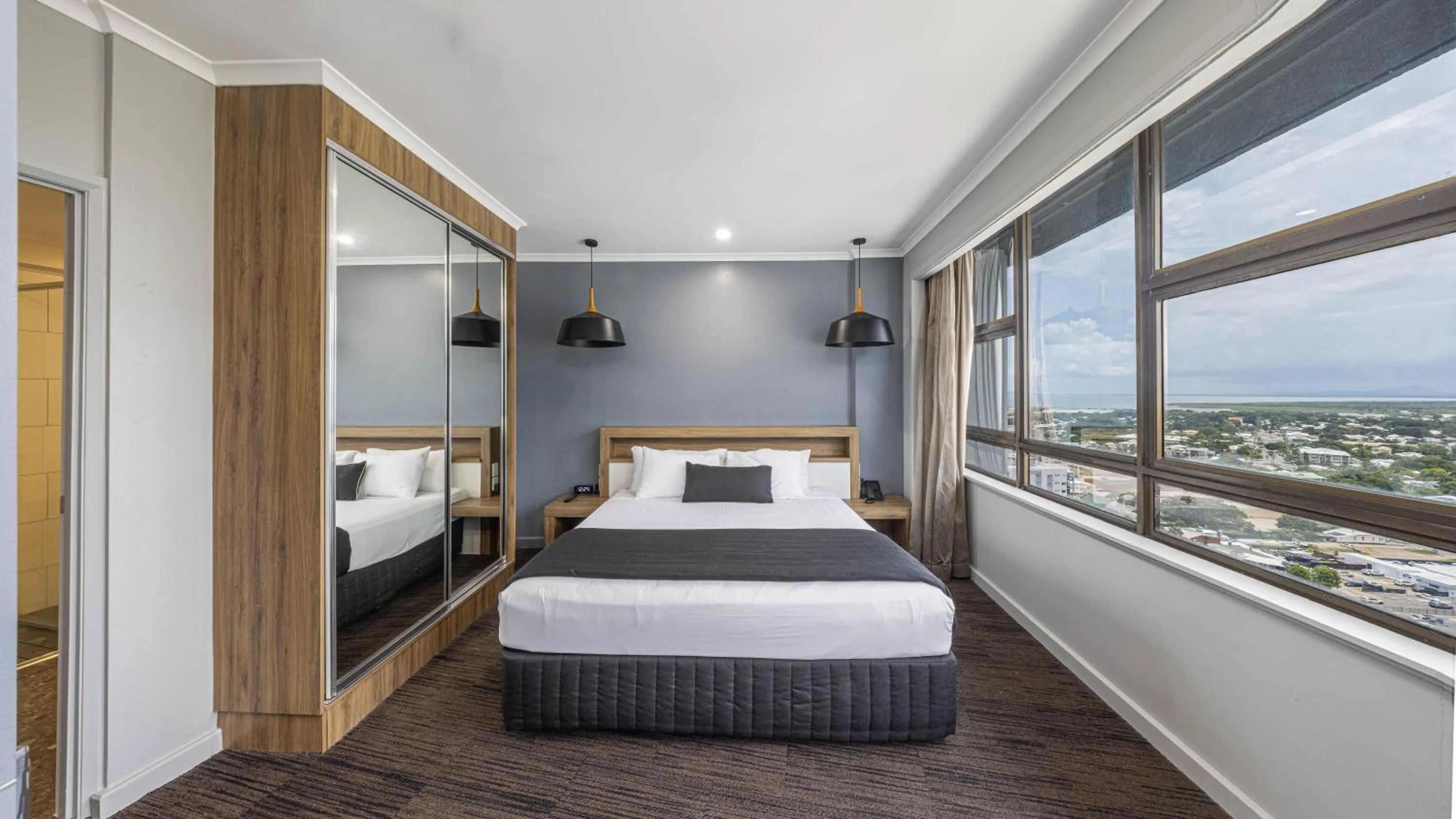 Bed in Hotel Grand Chancellor Townsville