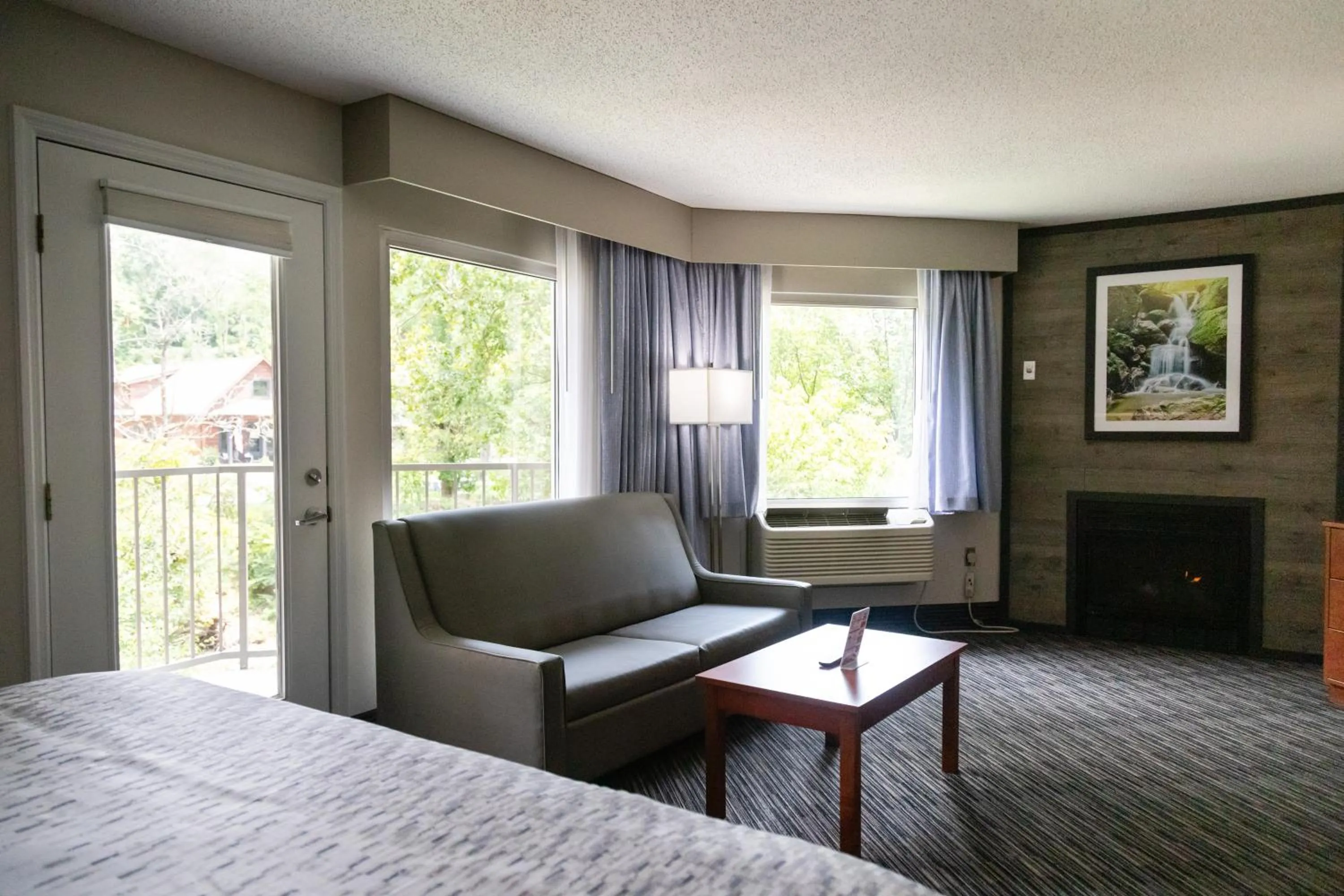 Seating area, Bed in Twin Mountain Inn & Suites