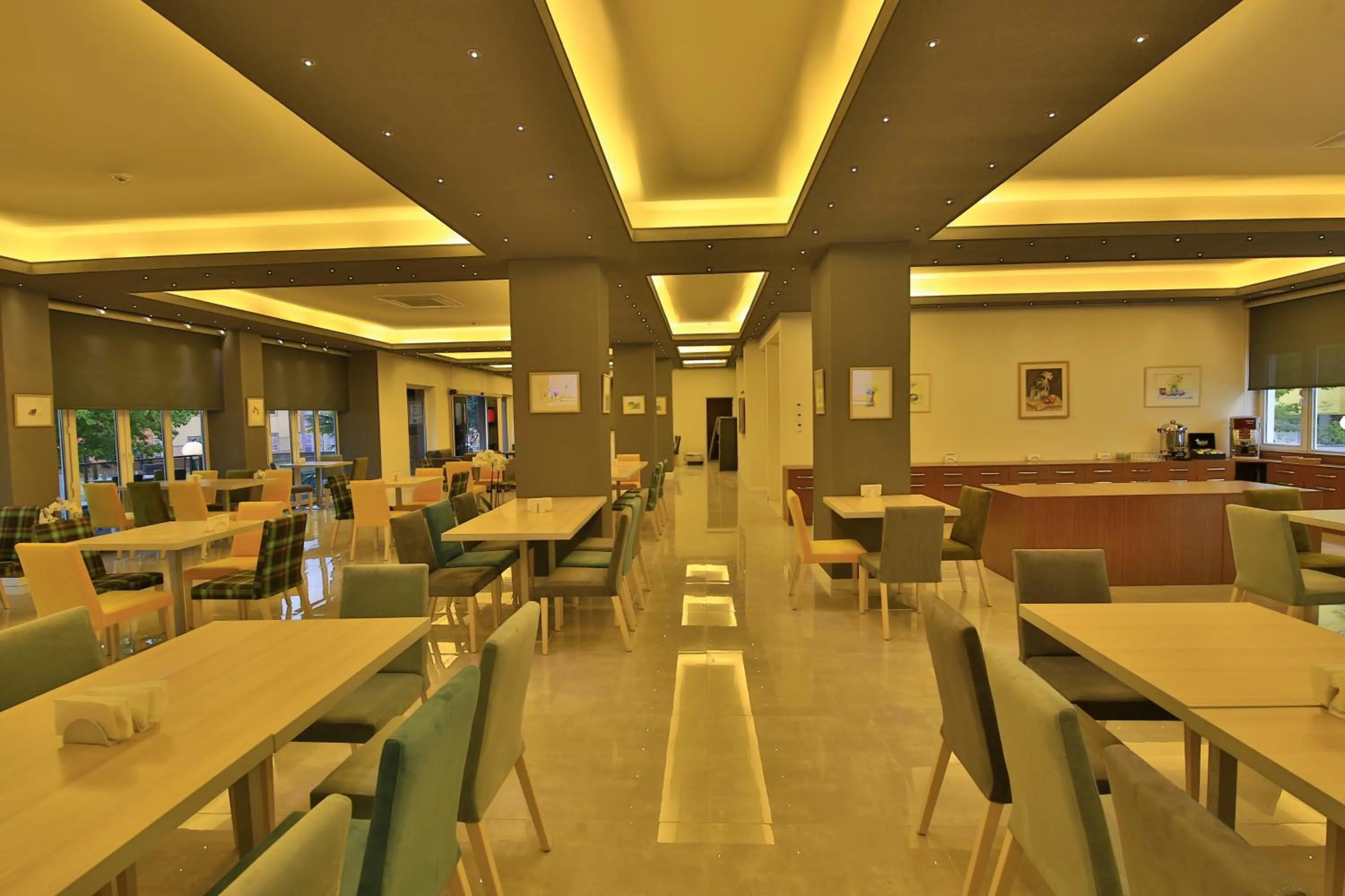 Restaurant/places to eat in leto city hotel