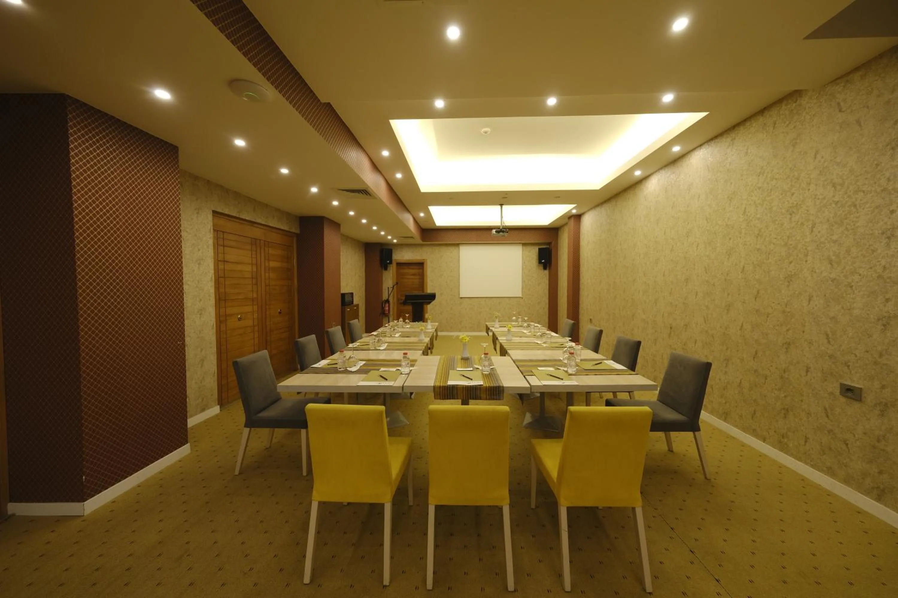 Business facilities in leto city hotel
