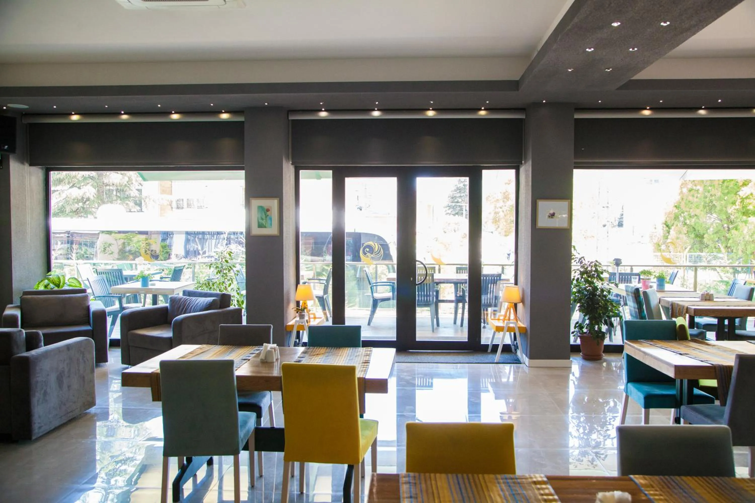 Restaurant/places to eat in leto city hotel