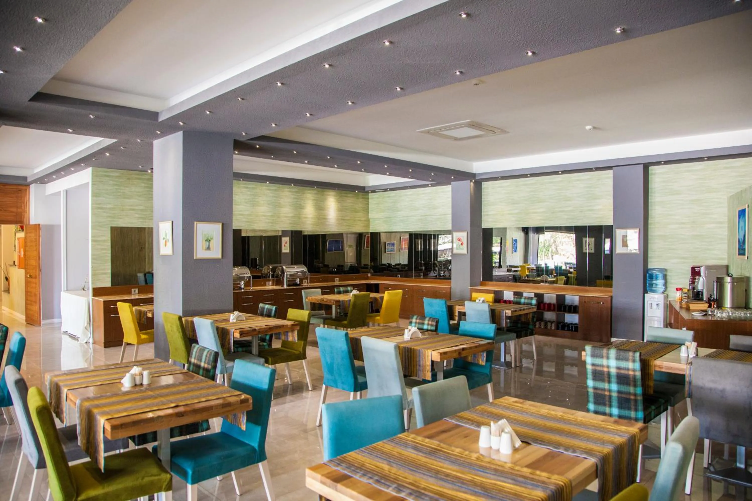 Restaurant/places to eat in leto city hotel