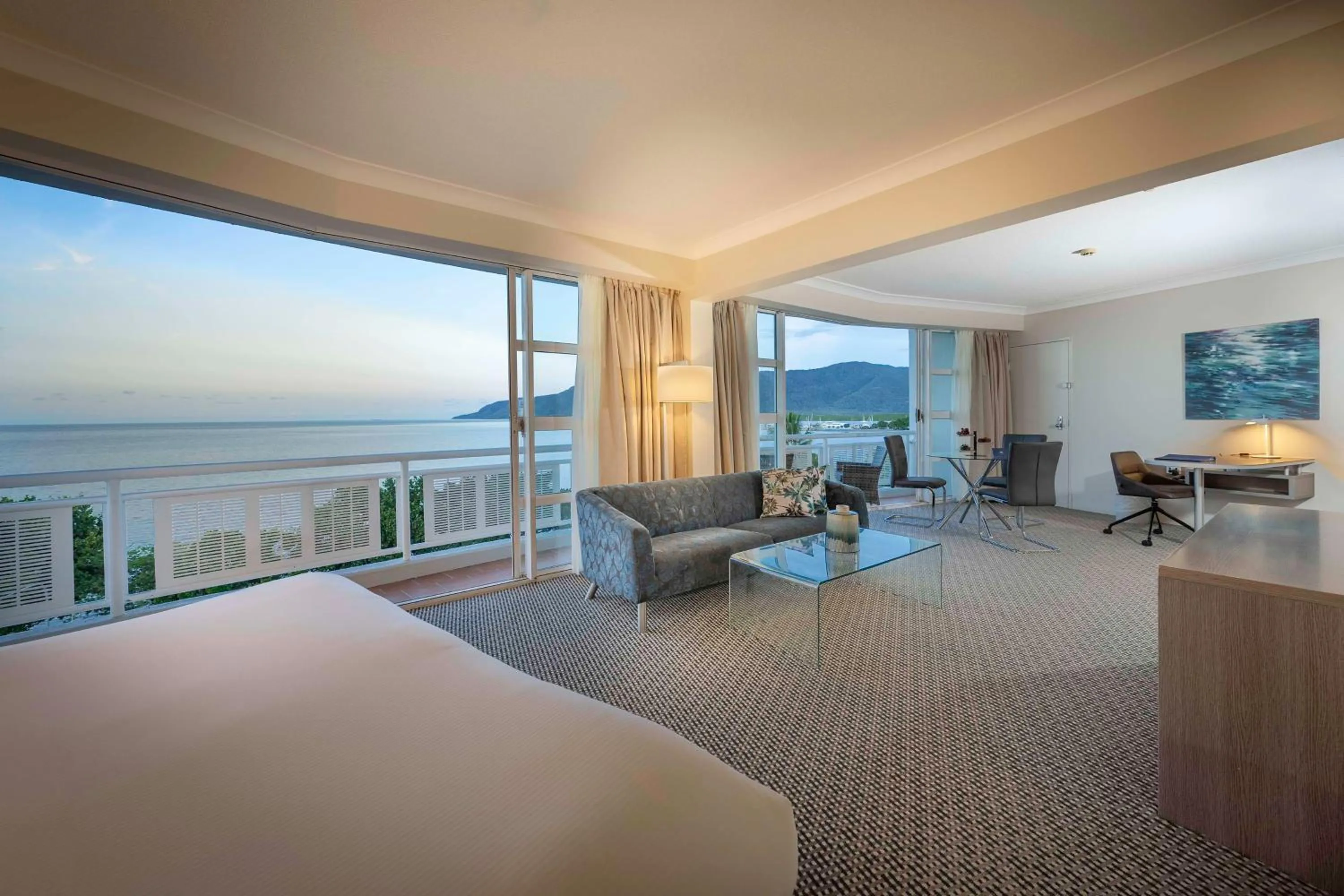 Living room, Bed in DoubleTree by Hilton Cairns