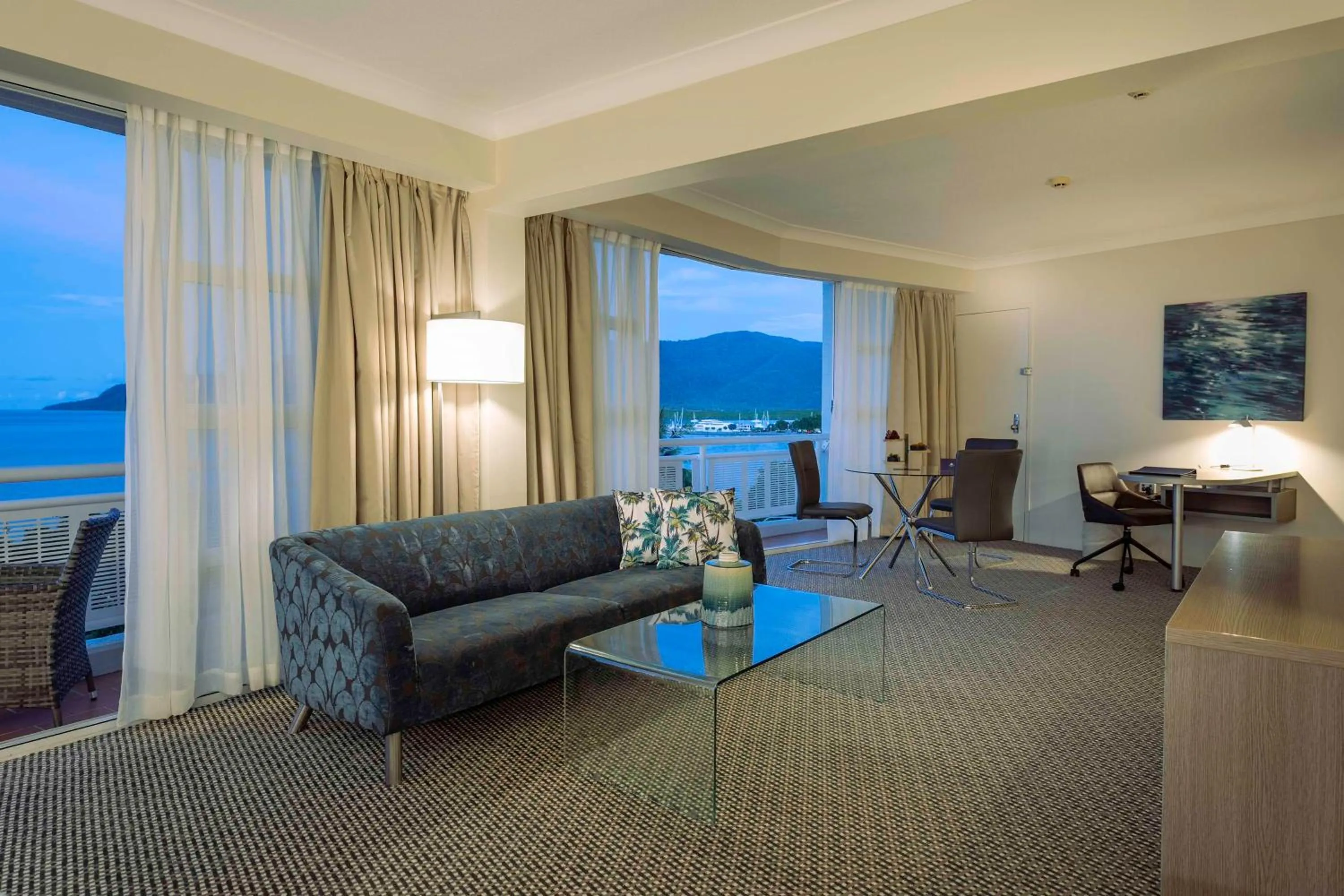 Living room in DoubleTree by Hilton Cairns