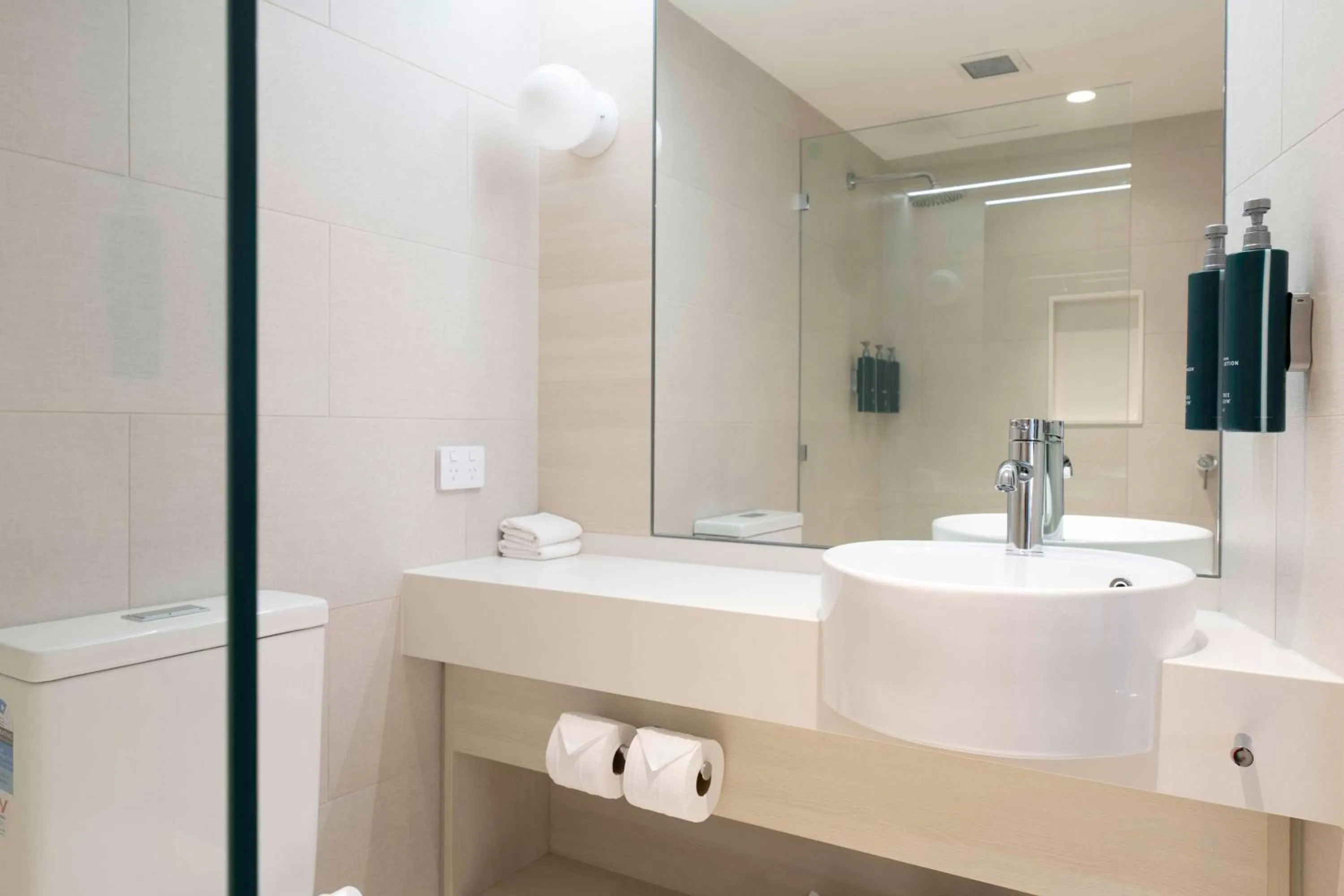 Bathroom in DoubleTree by Hilton Cairns