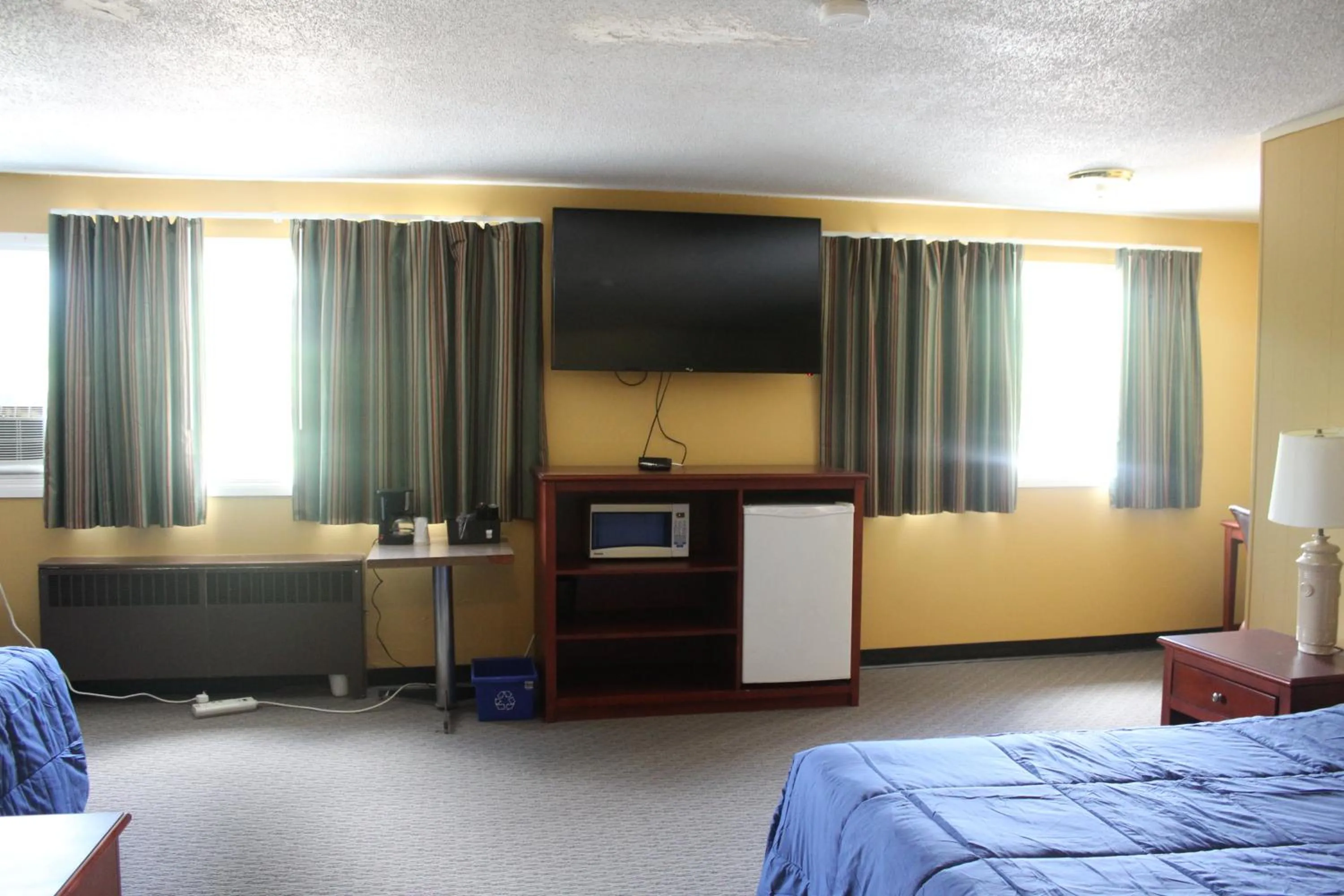 Photo of the whole room, Bed in Esterhazy Motor Hotel