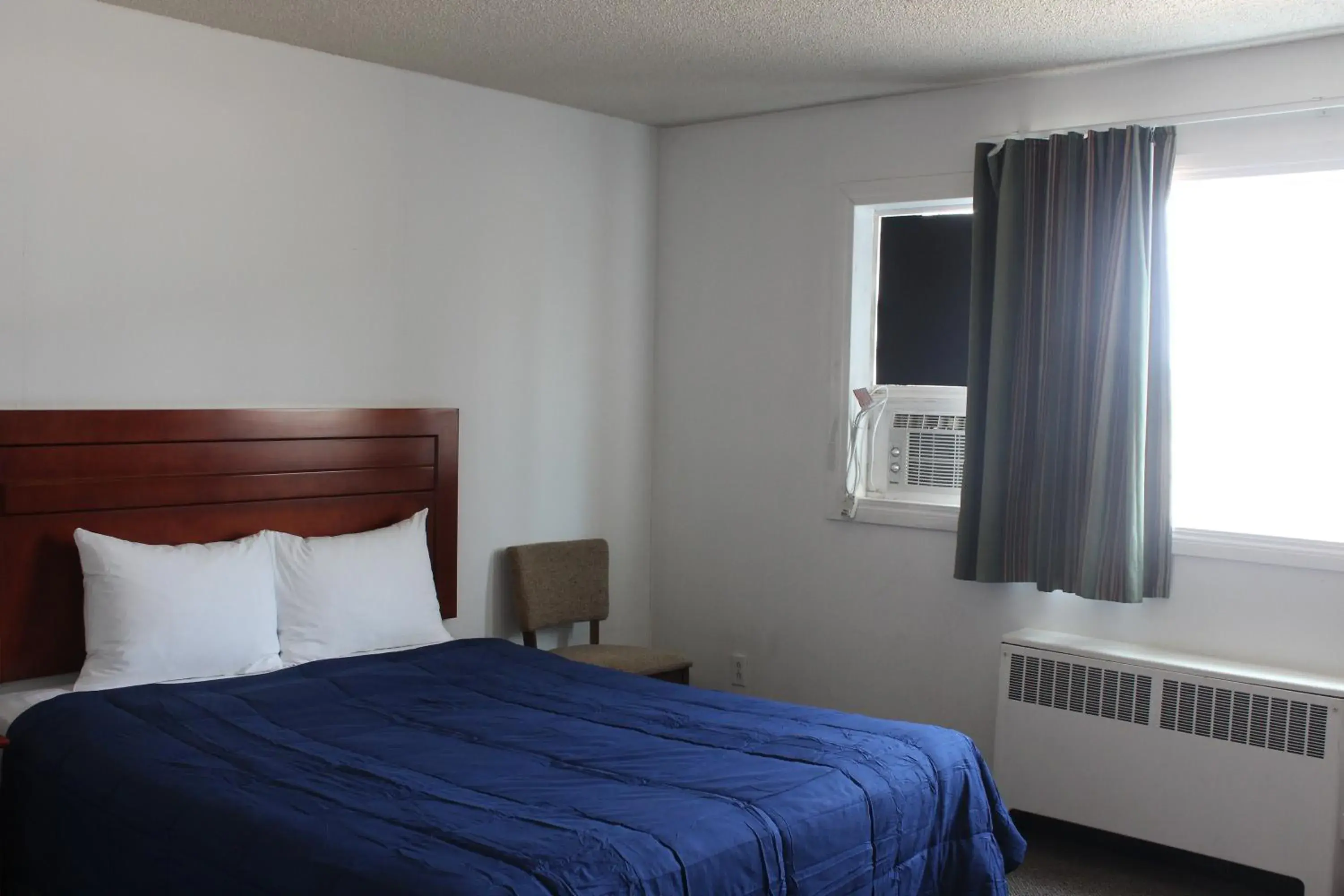 Single Room with Private Bathroom - single occupancy - Non Smoking in Esterhazy Motor Hotel Single Room with Private Bathroom - single occupancy - Non Smoking in Esterhazy Motor Hotel