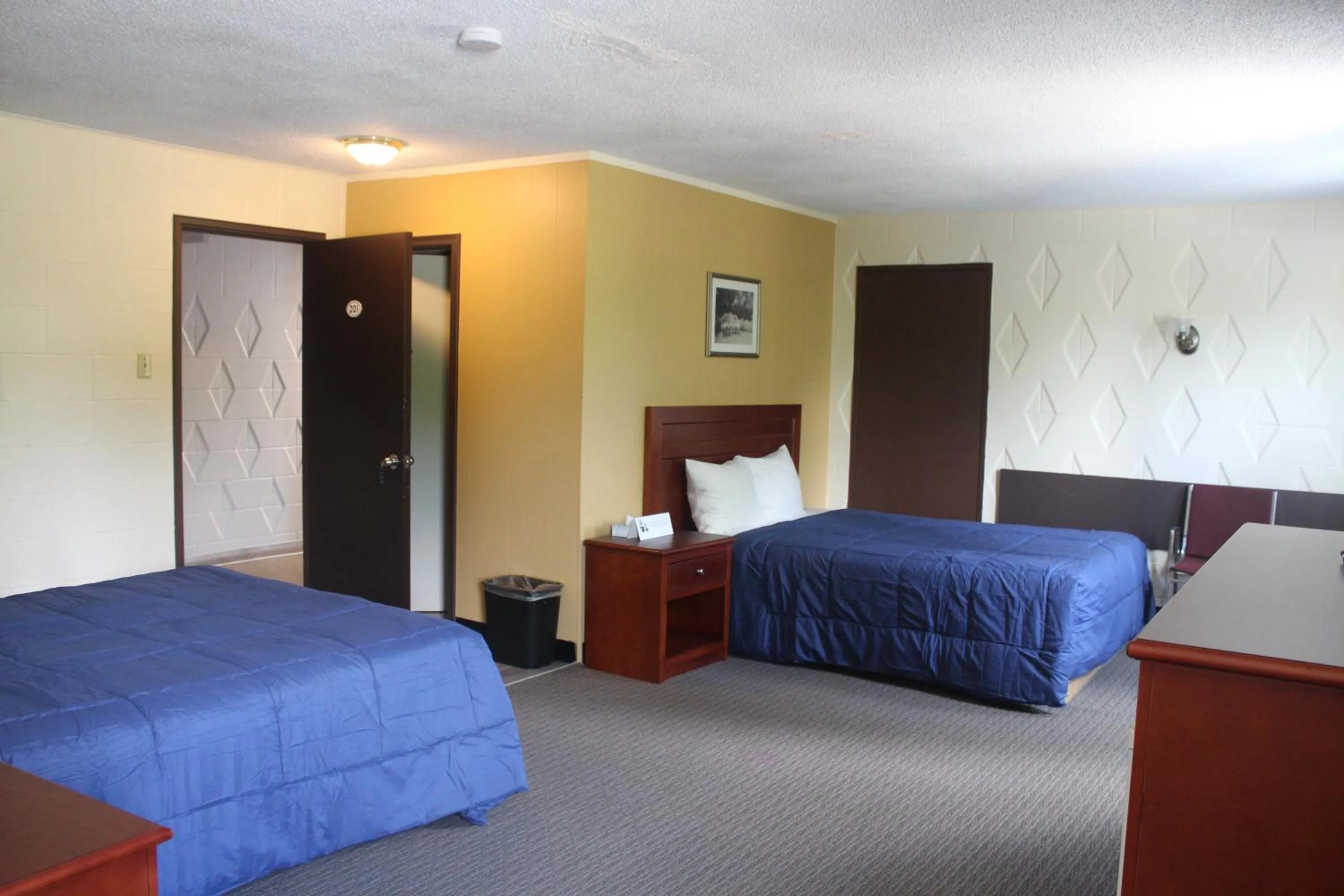 Photo of the whole room, Bed in Esterhazy Motor Hotel