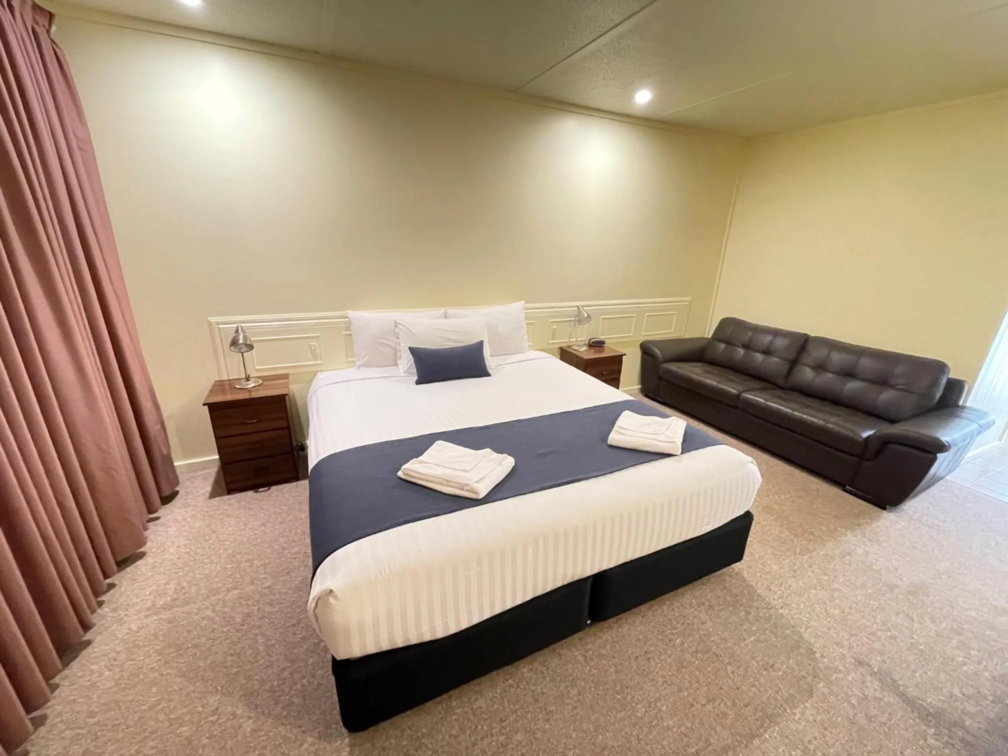 Bed in Jerilderie Motor Inn