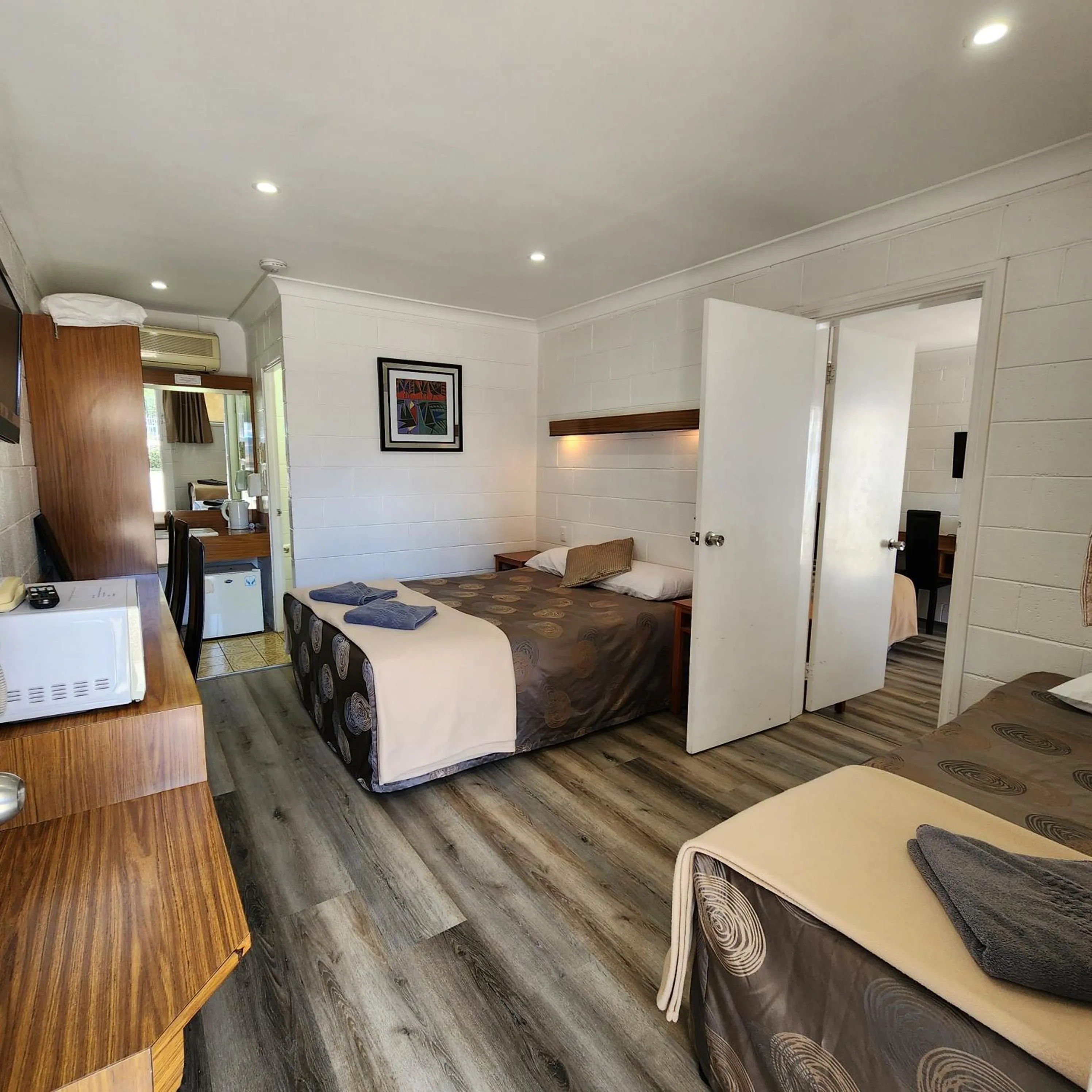 Bed in Byer Fountain Motor Inn