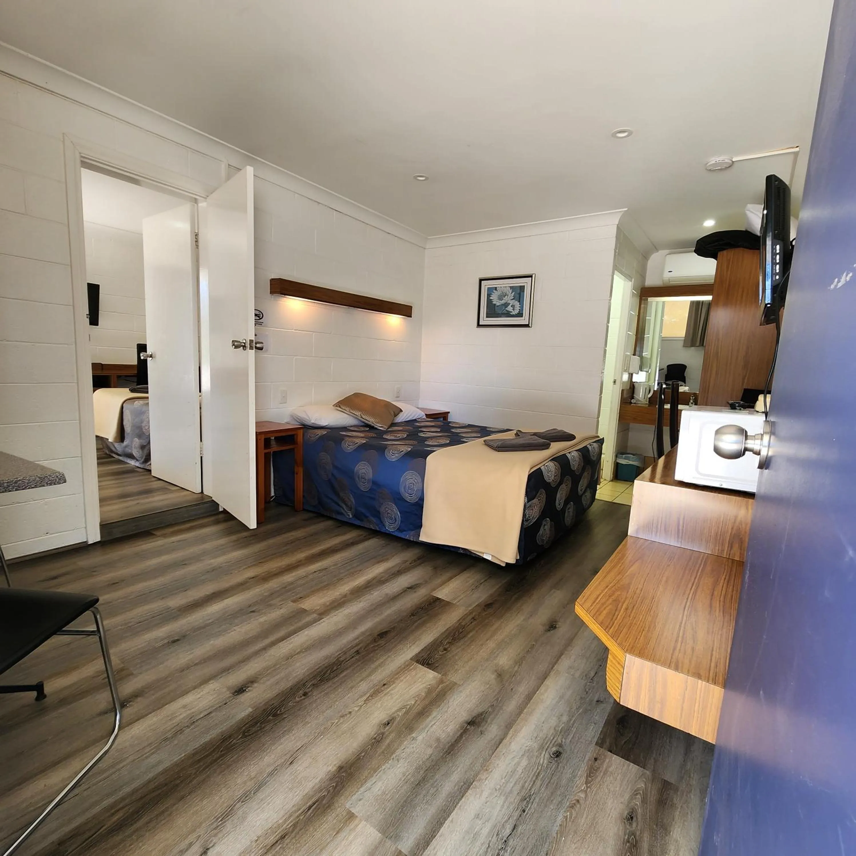 Bed in Byer Fountain Motor Inn