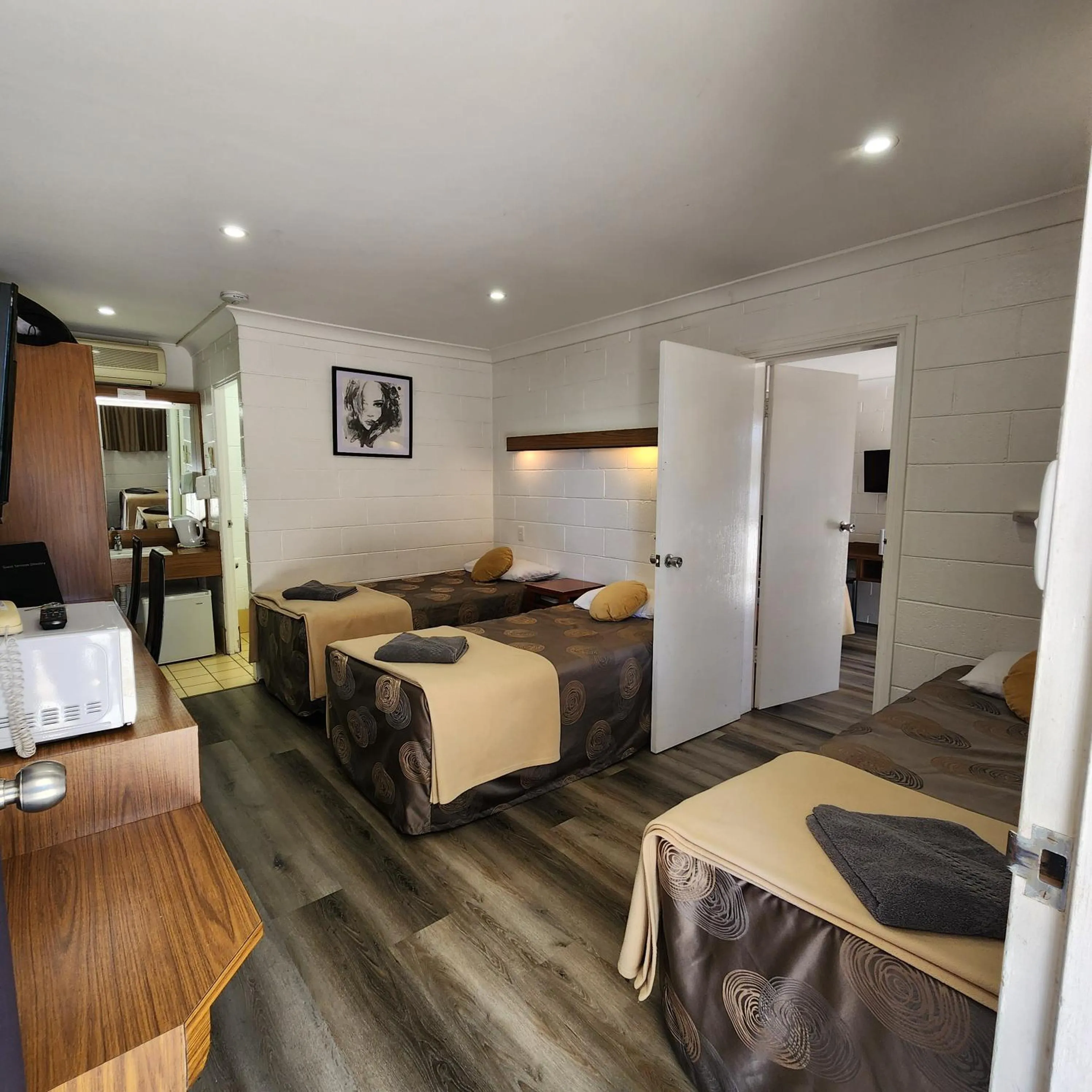 Bed in Byer Fountain Motor Inn