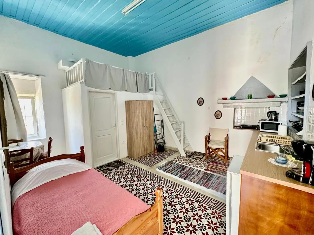 Photo of the whole room, Bed in Popi Studios