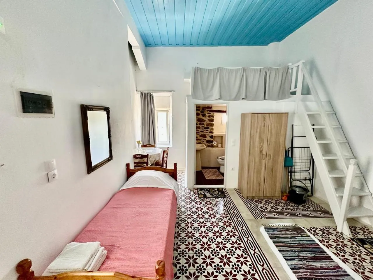 Photo of the whole room, Bed in Popi Studios