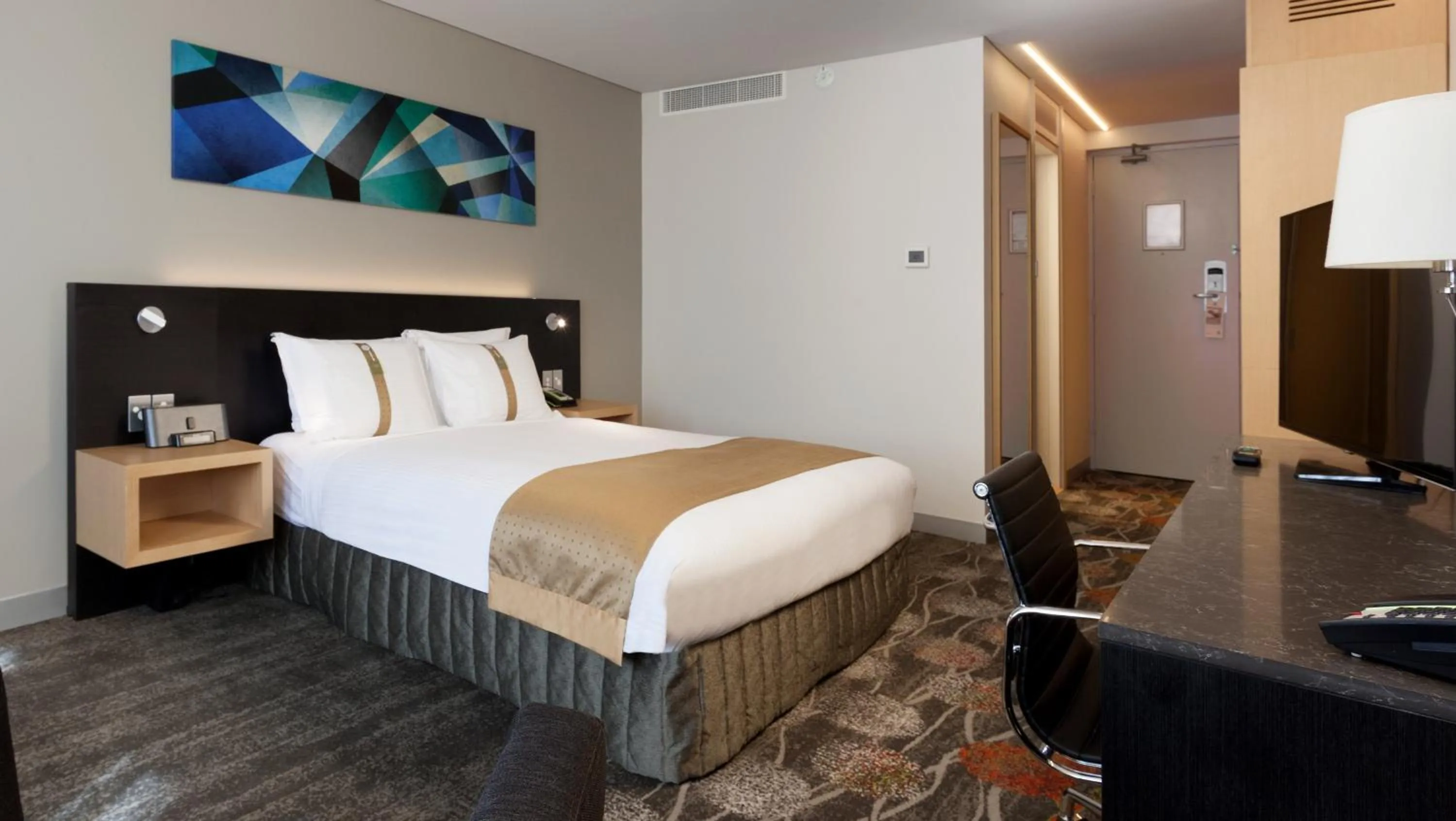 Photo of the whole room, Bed in Holiday Inn Perth City Centre by IHG