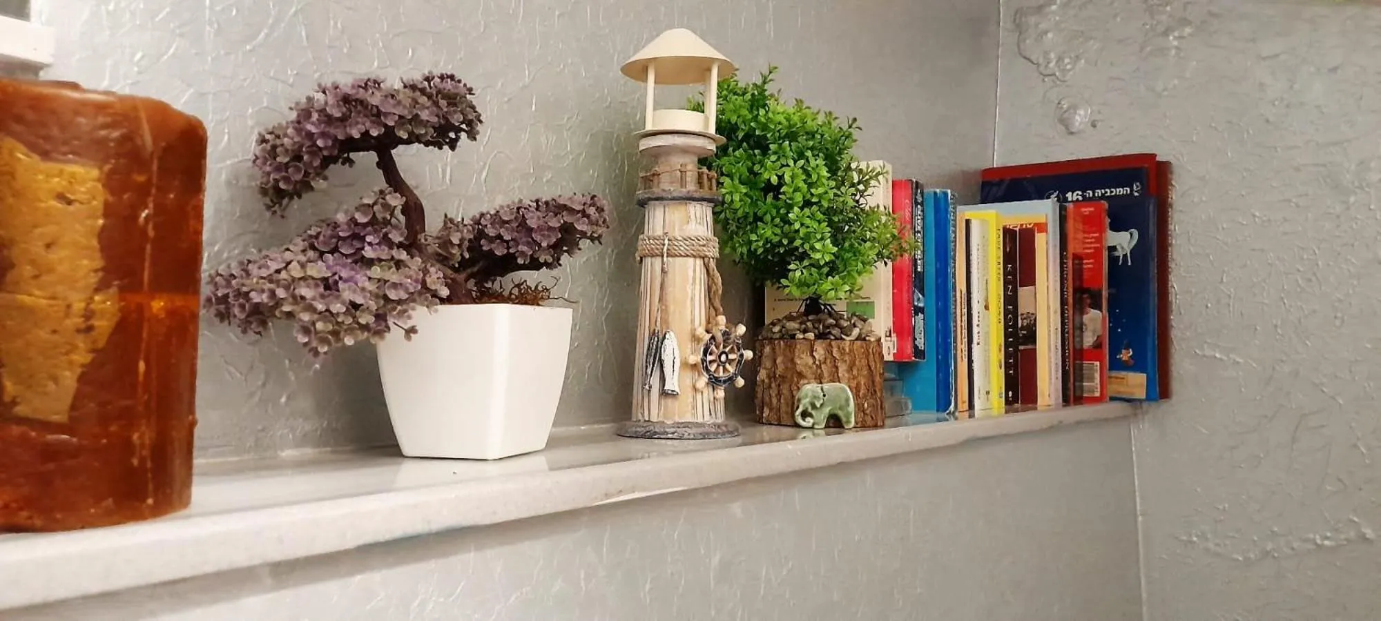 Library in Loren Hotel&Suites