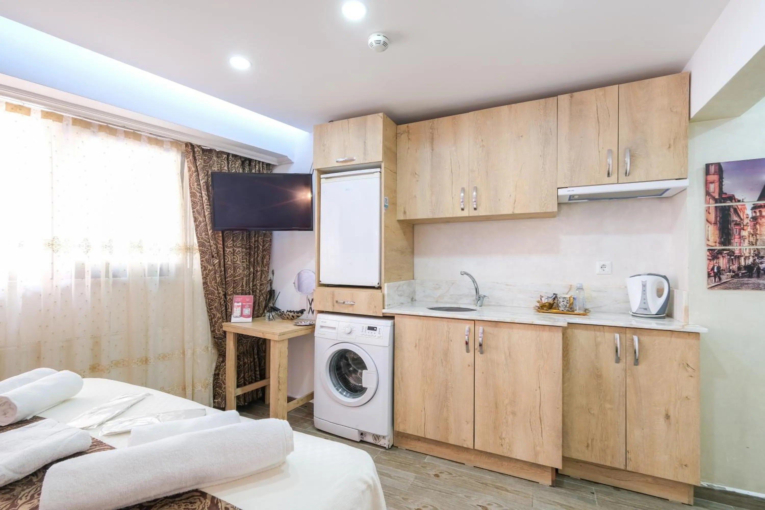 Kitchen or kitchenette, Bed in Loren Hotel&Suites