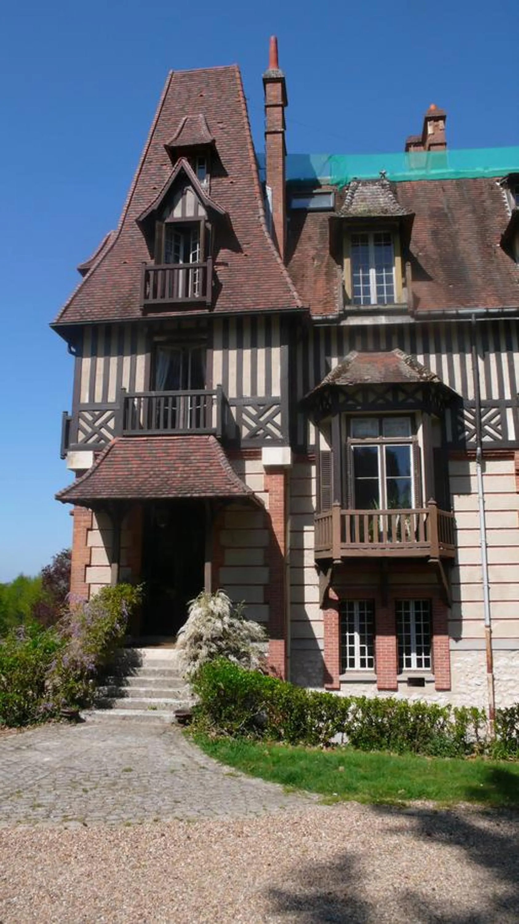 Property building in château Mont Suzey