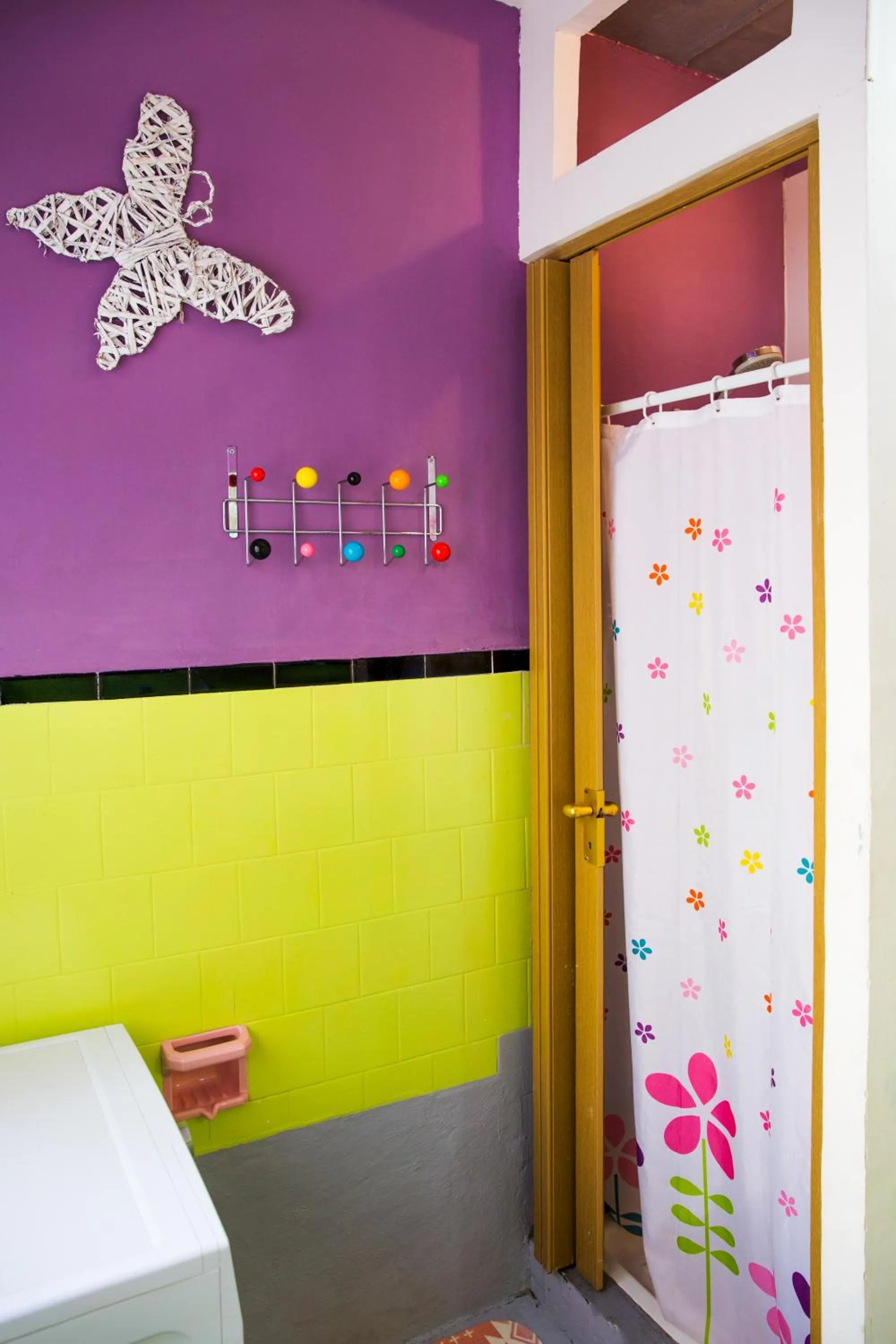 Bathroom, Bed in Five Trees