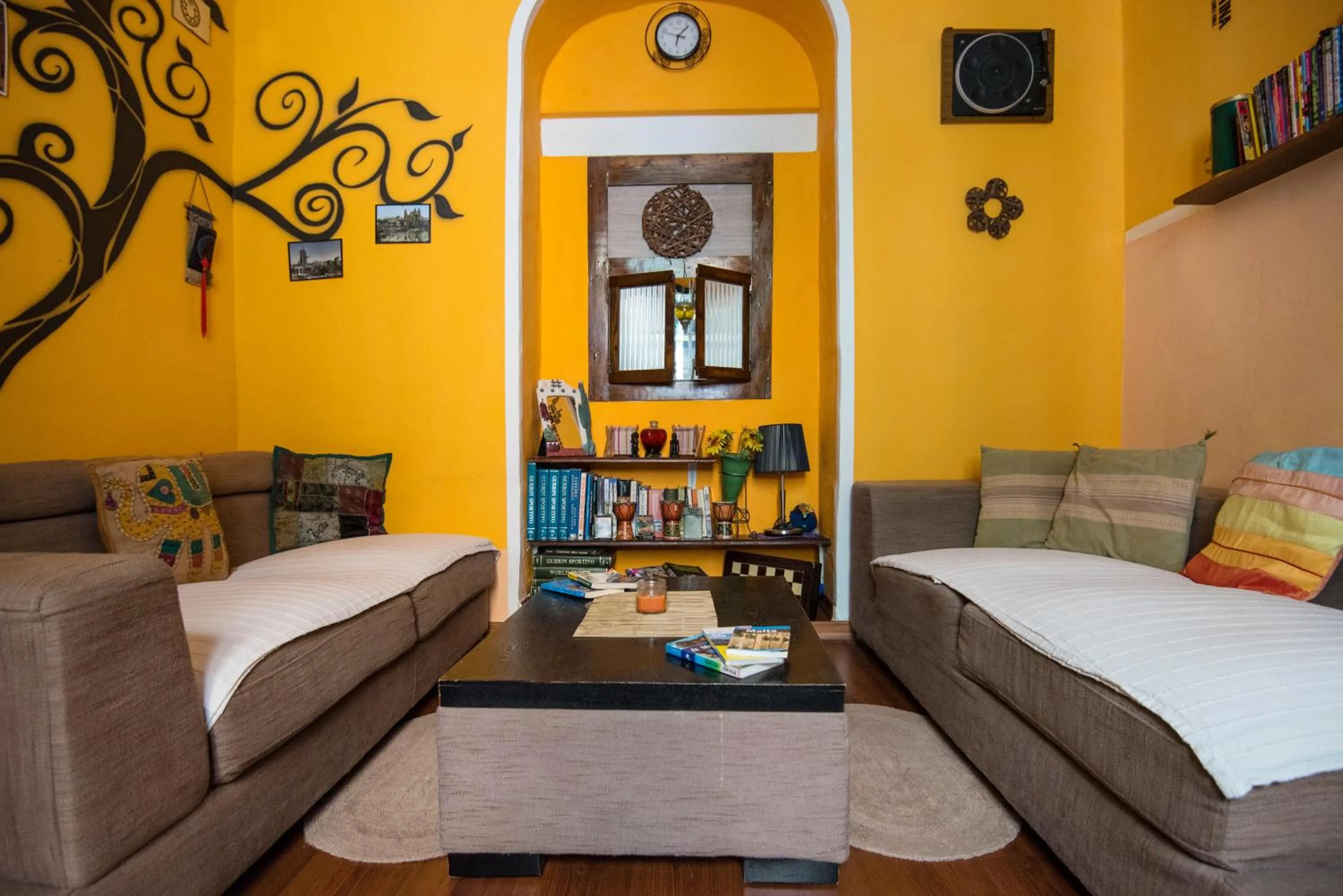 Communal lounge/ TV room, Bed in Five Trees