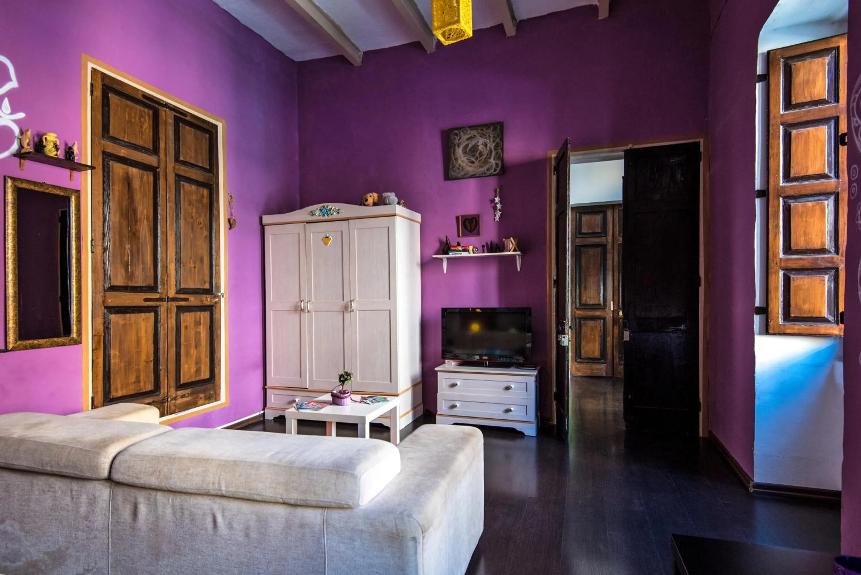 TV and multimedia in Five Trees