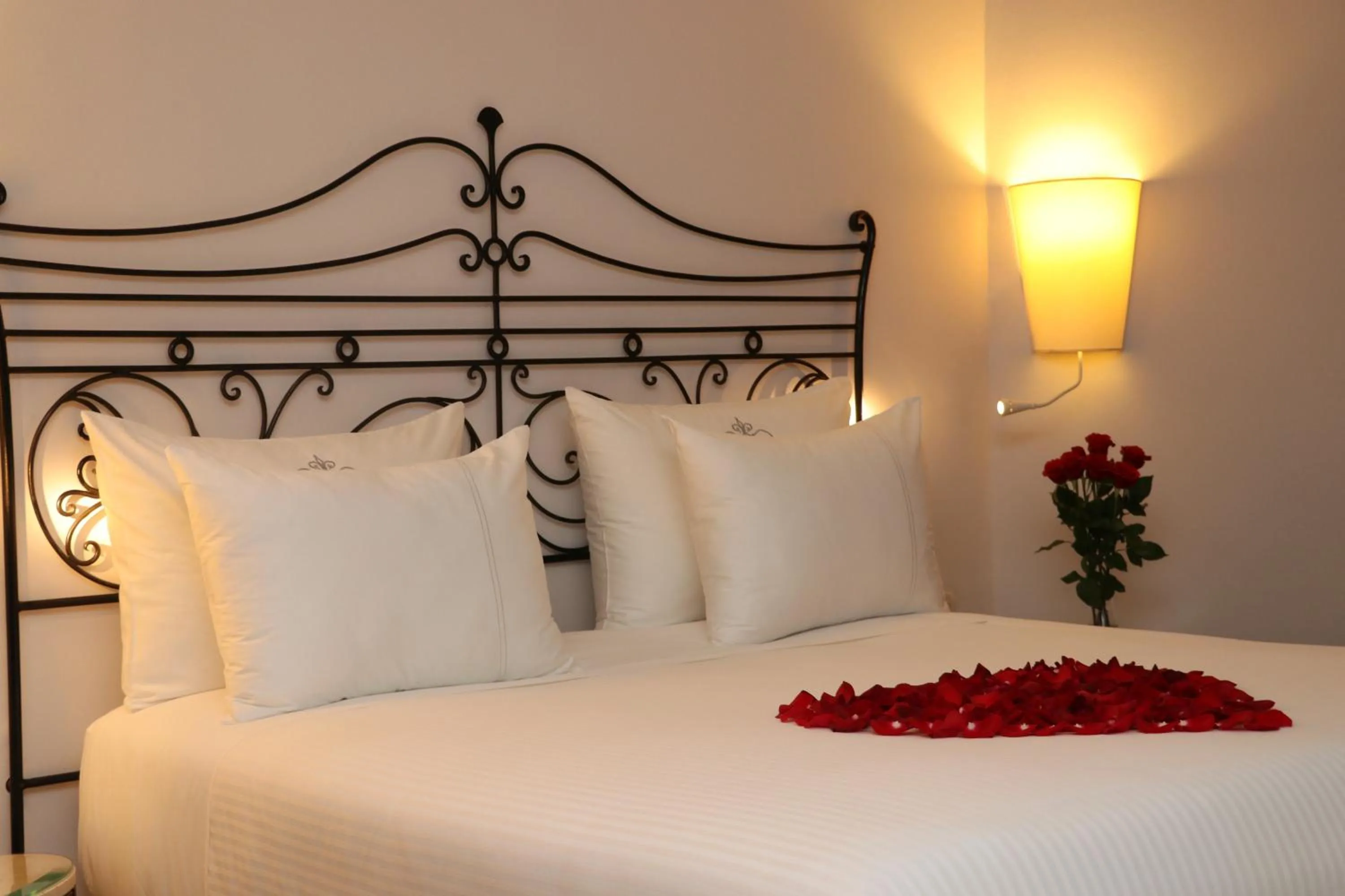 Property building, Bed in The Residence Tunis