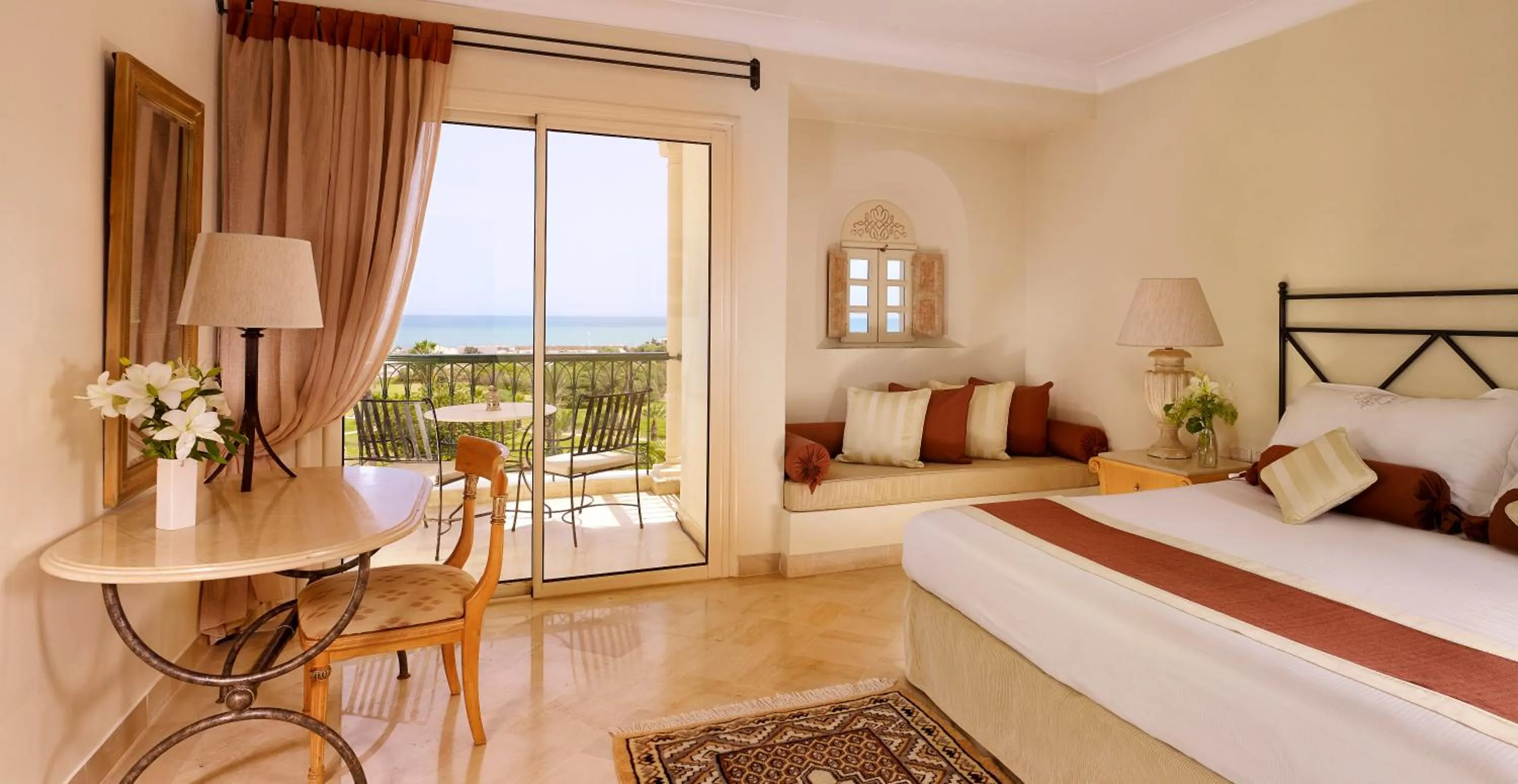 Property building, Bed in The Residence Tunis