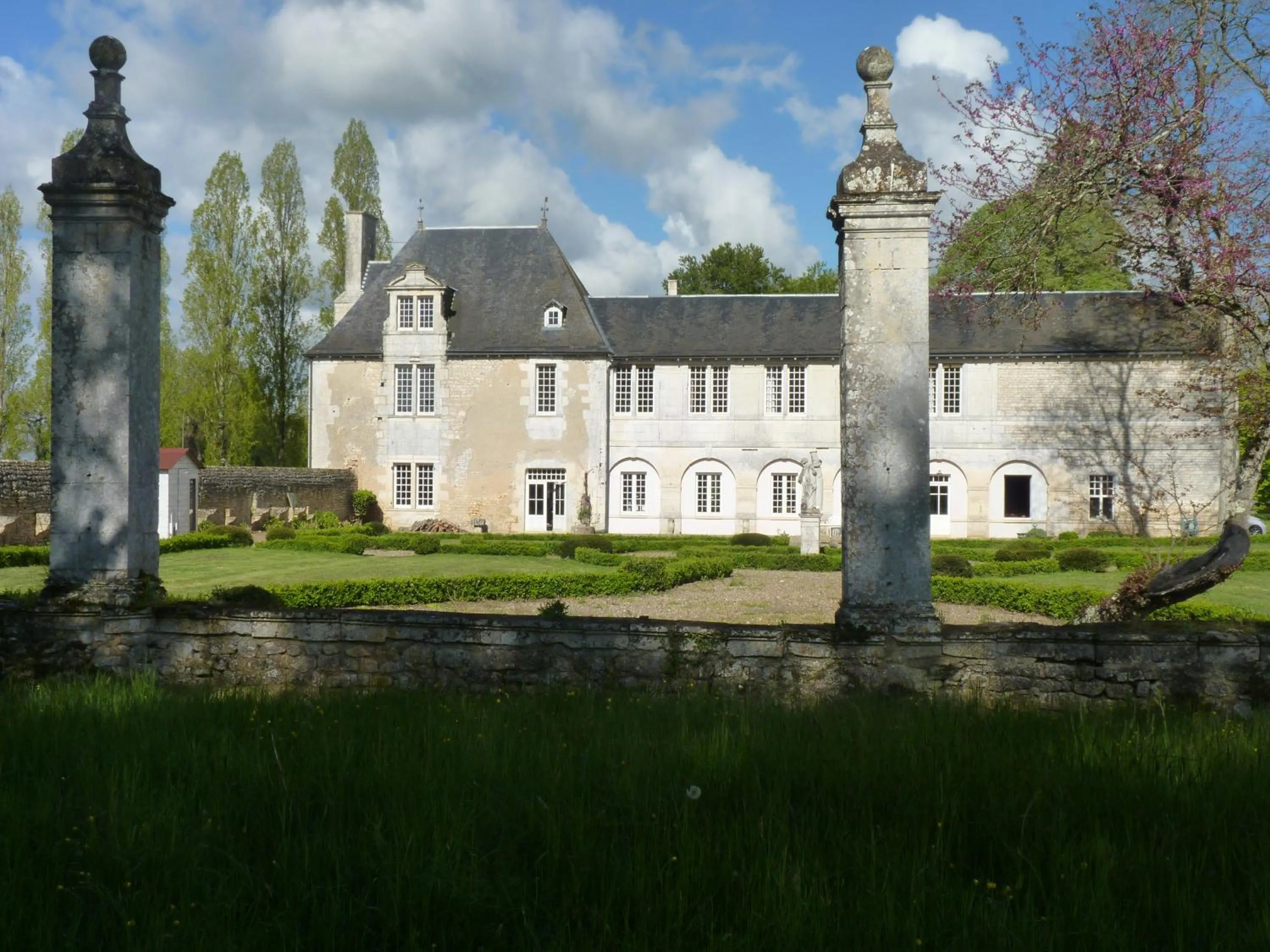 Facade/entrance in LOGIS du Château du Bois Doucet