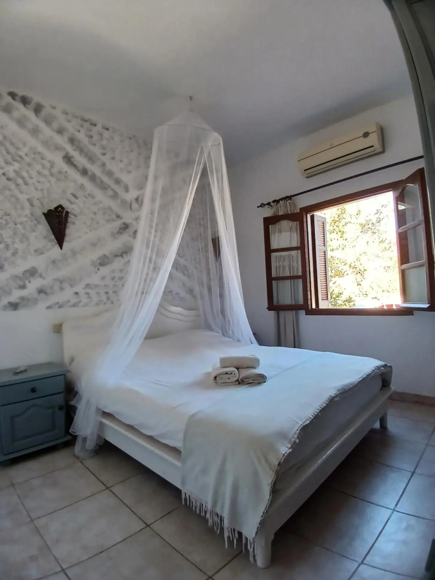 Bed in Menzel Sonia Caja