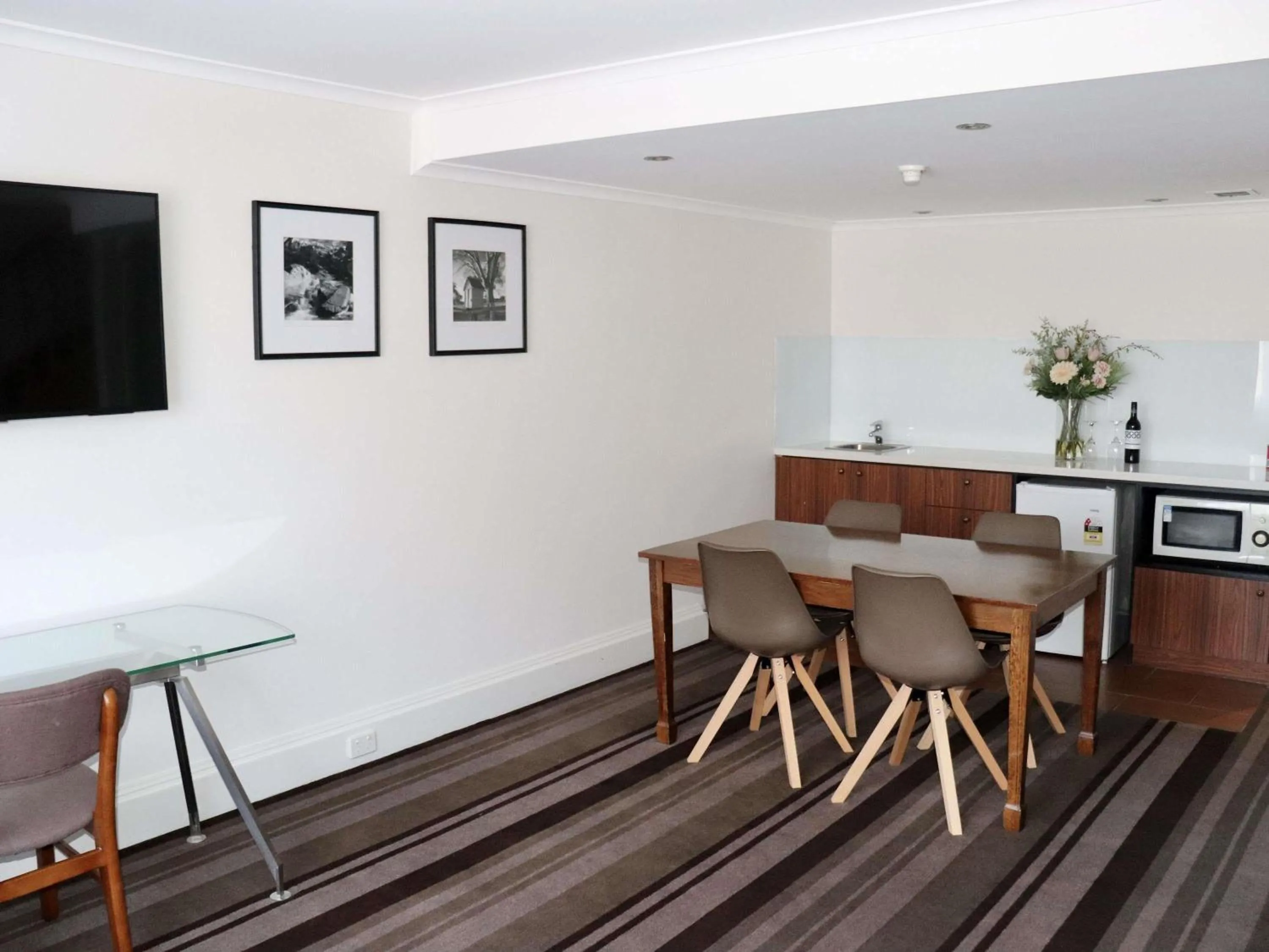 Bedroom in Mercure Canberra