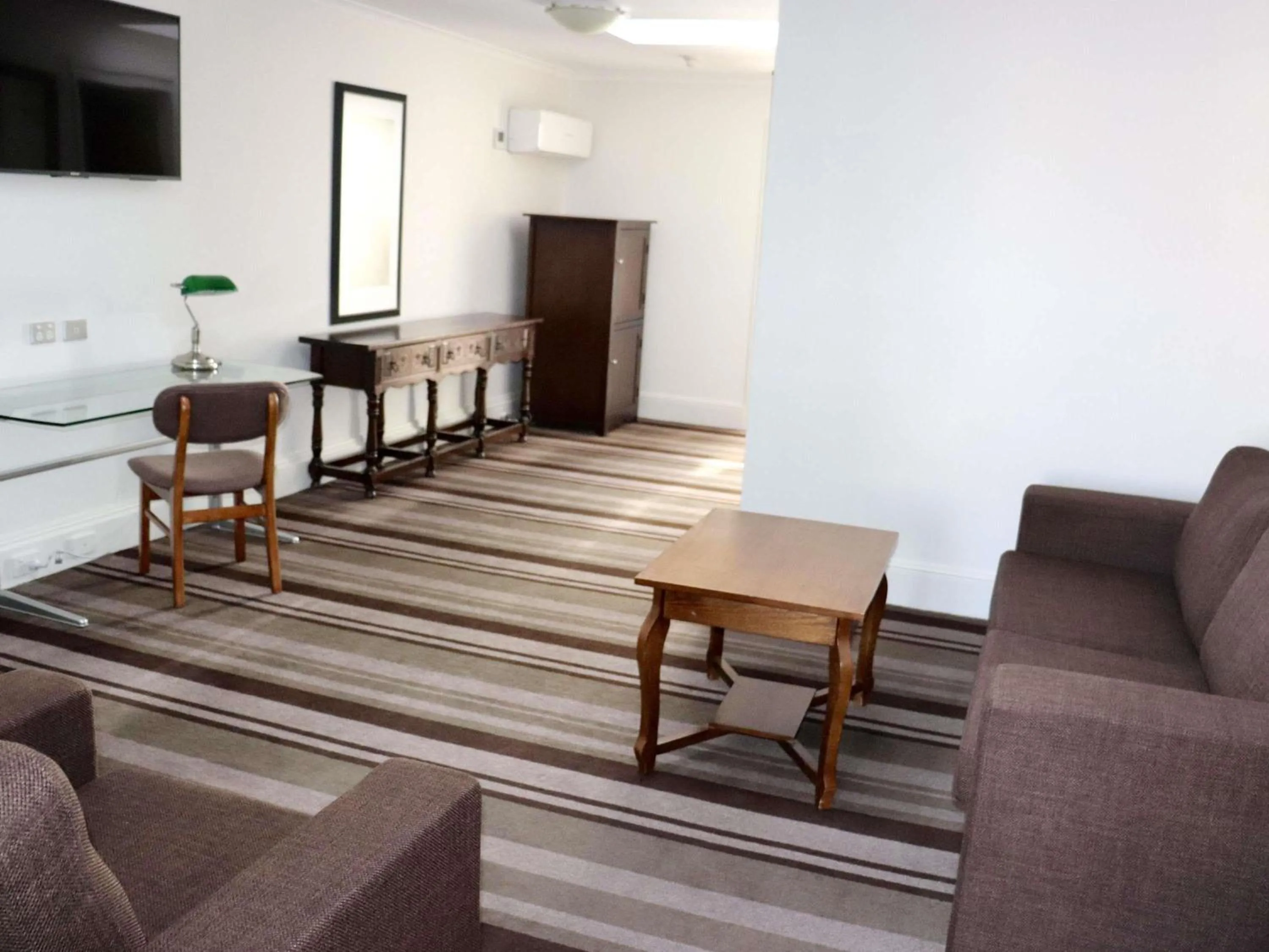 Bedroom in Mercure Canberra