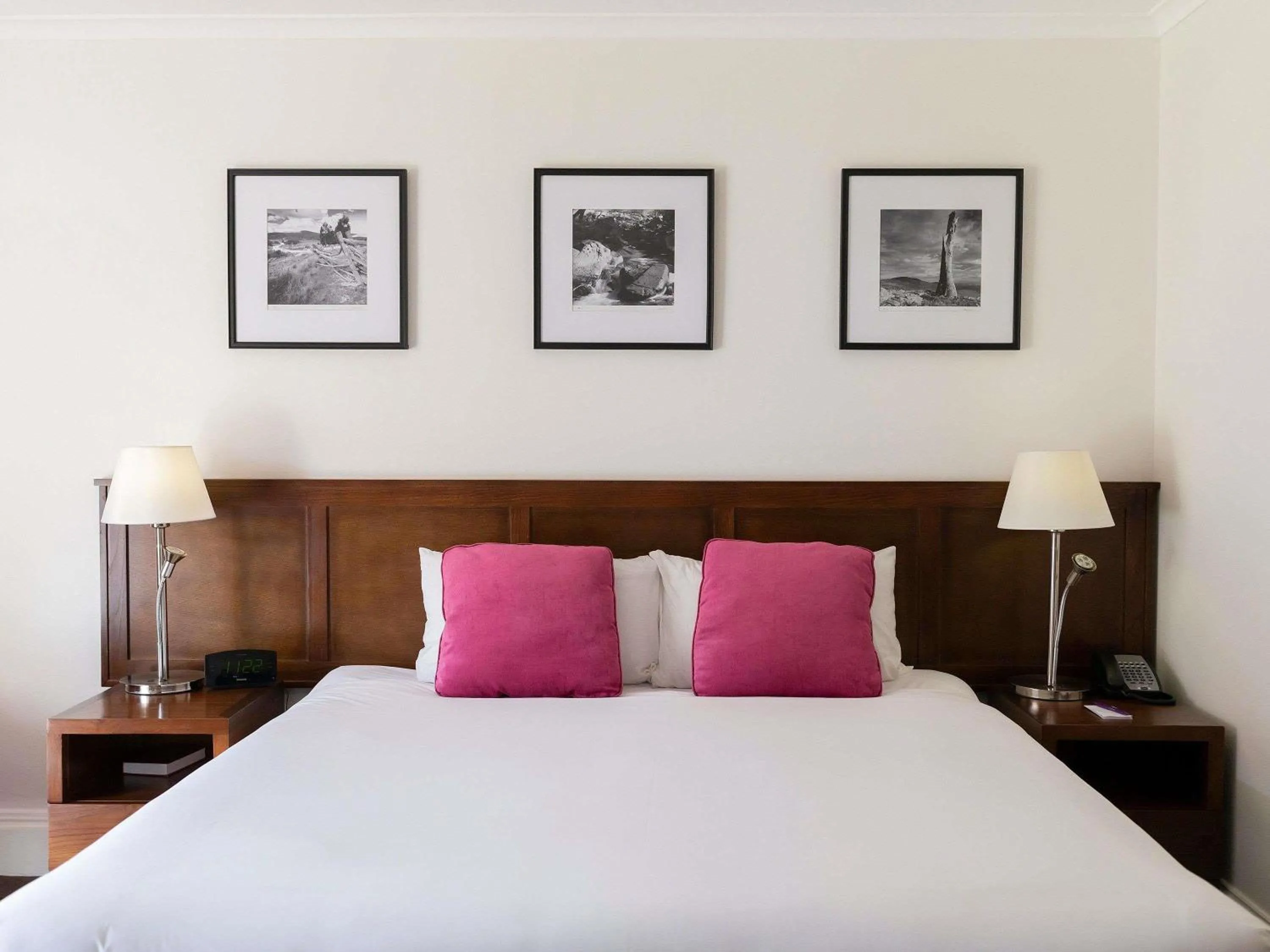 Bedroom, Bed in Mercure Canberra