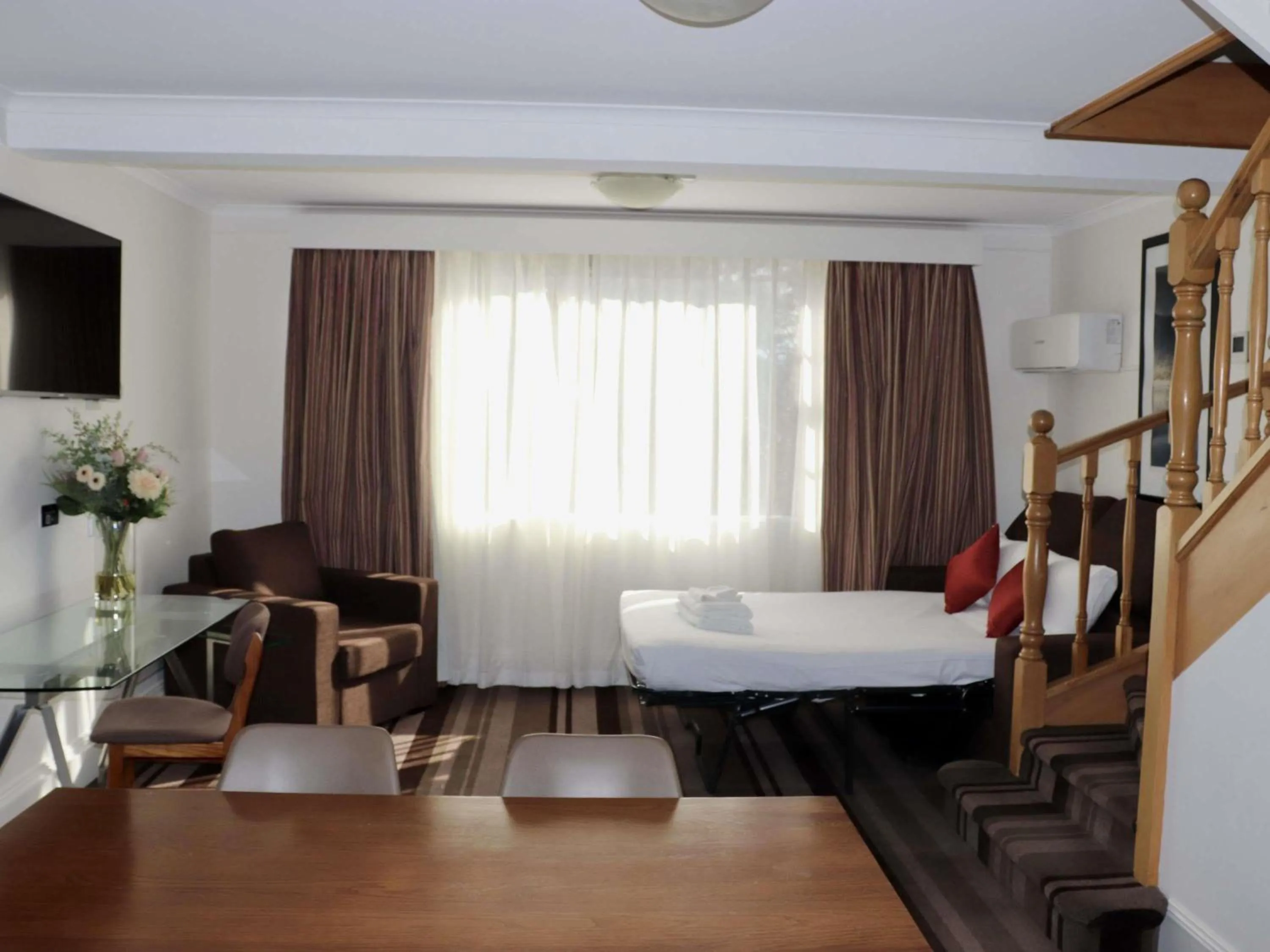 Bedroom in Mercure Canberra