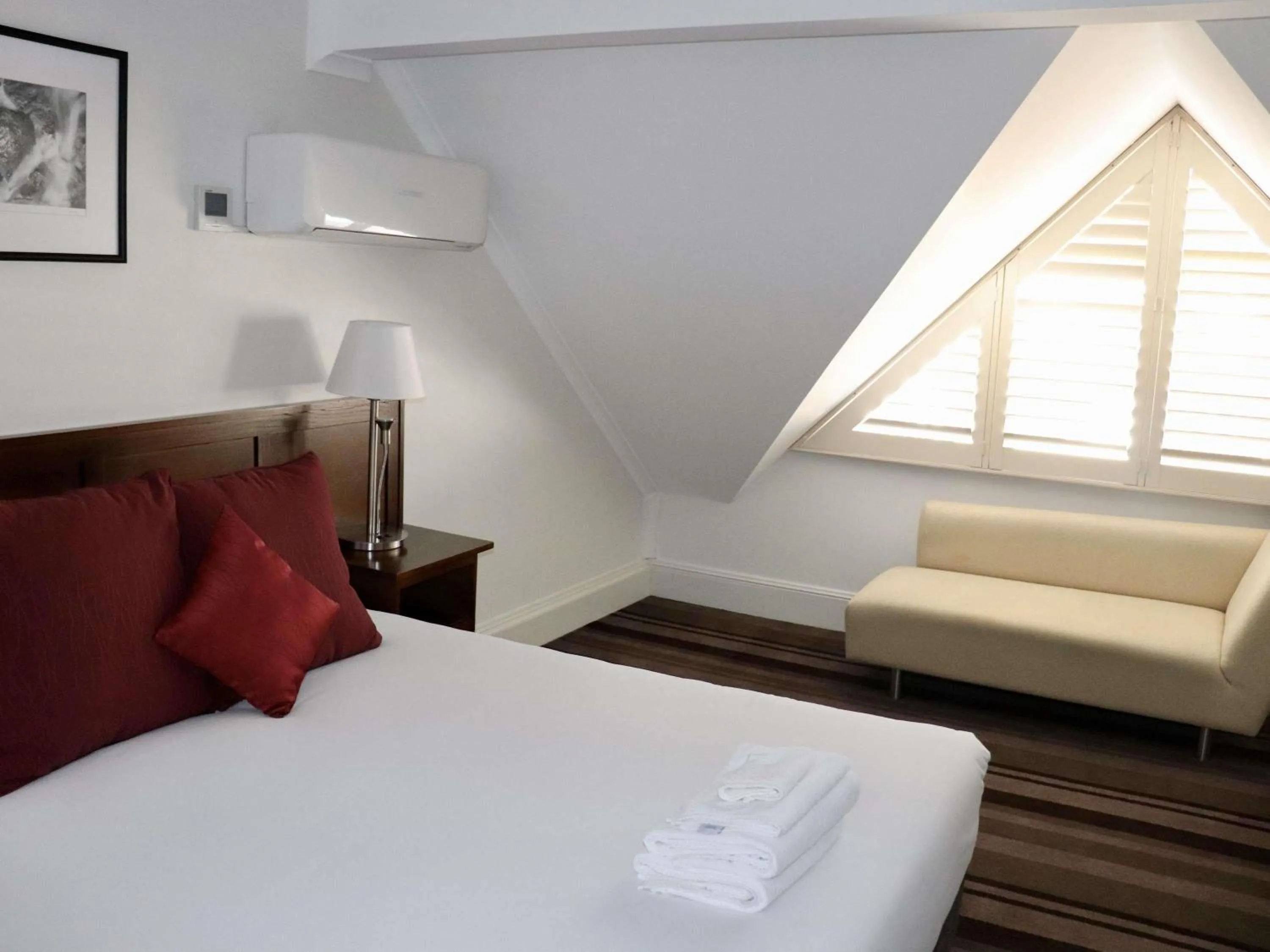 Bedroom, Bed in Mercure Canberra