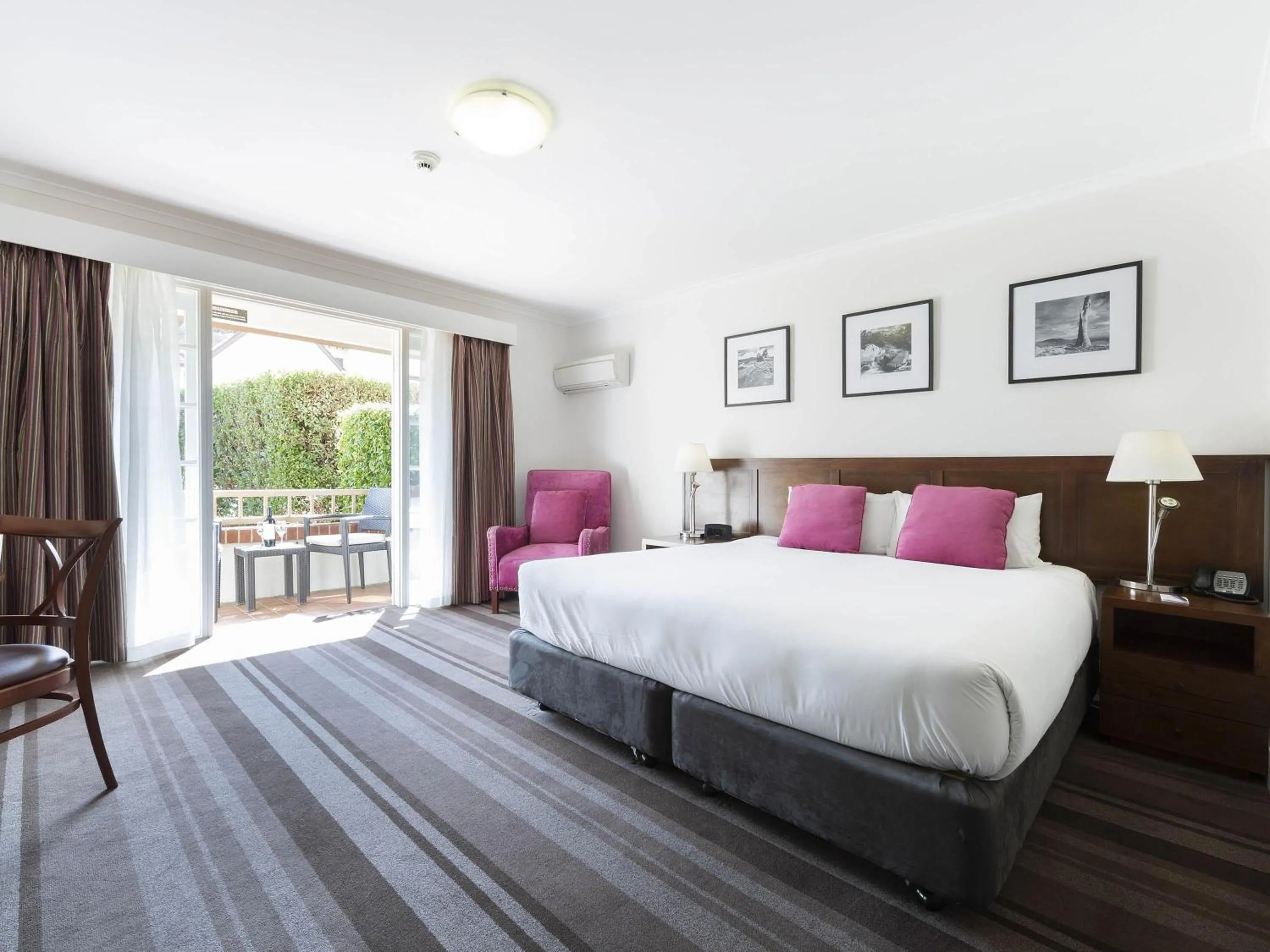 Bedroom, Bed in Mercure Canberra