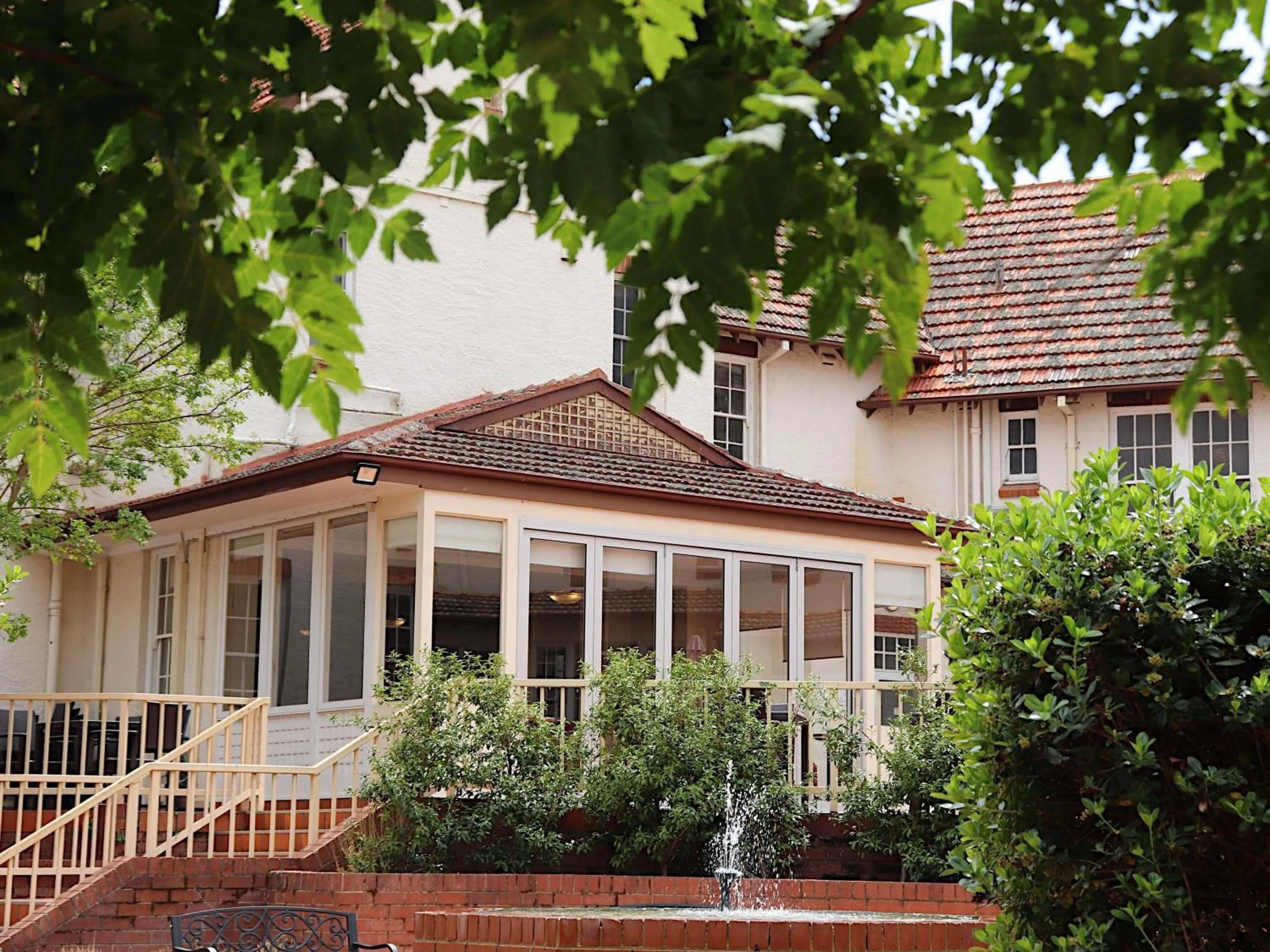 Restaurant/places to eat in Mercure Canberra