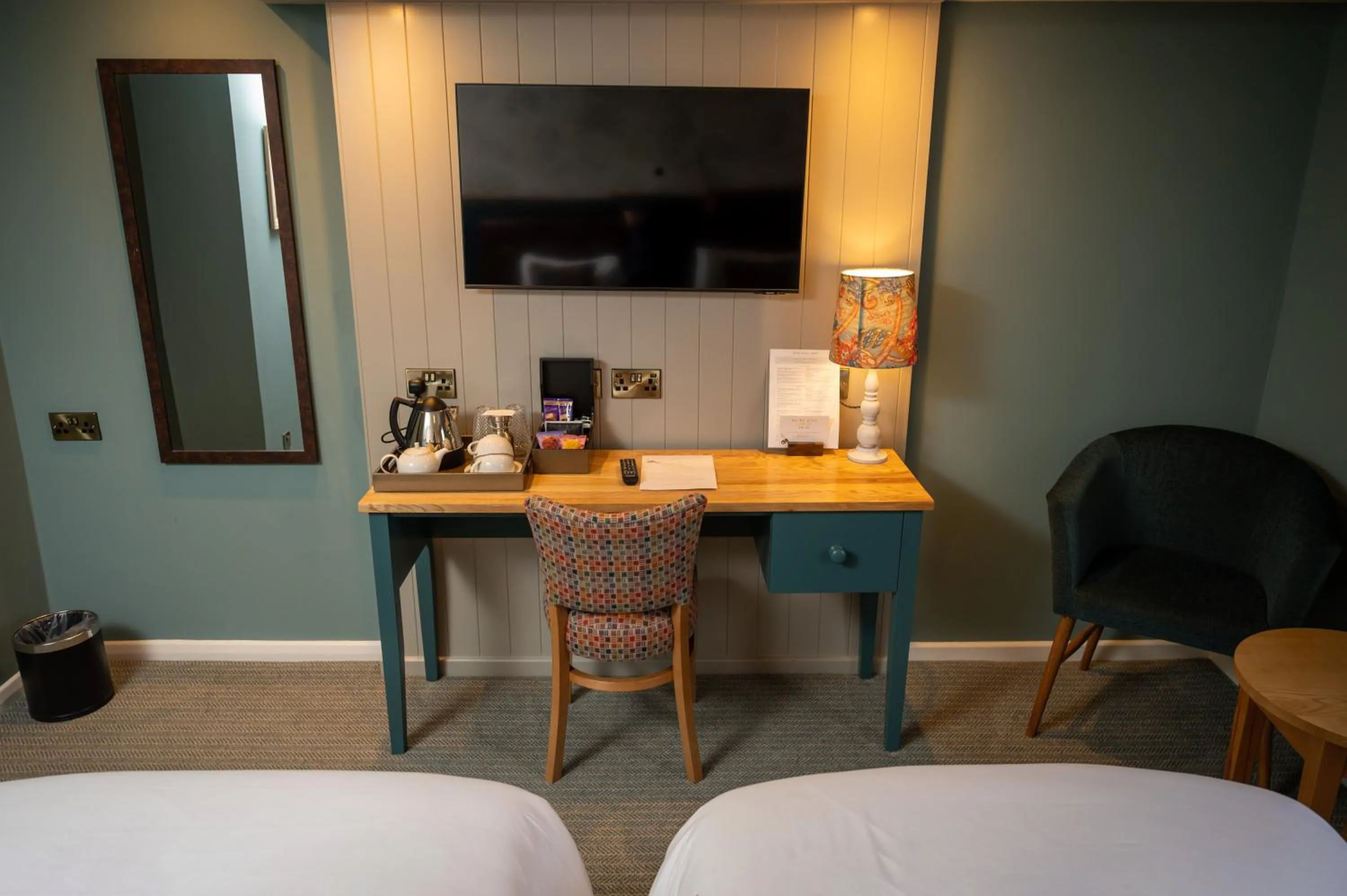 TV and multimedia, Bed in Berkshire Arms by Chef & Brewer Collection