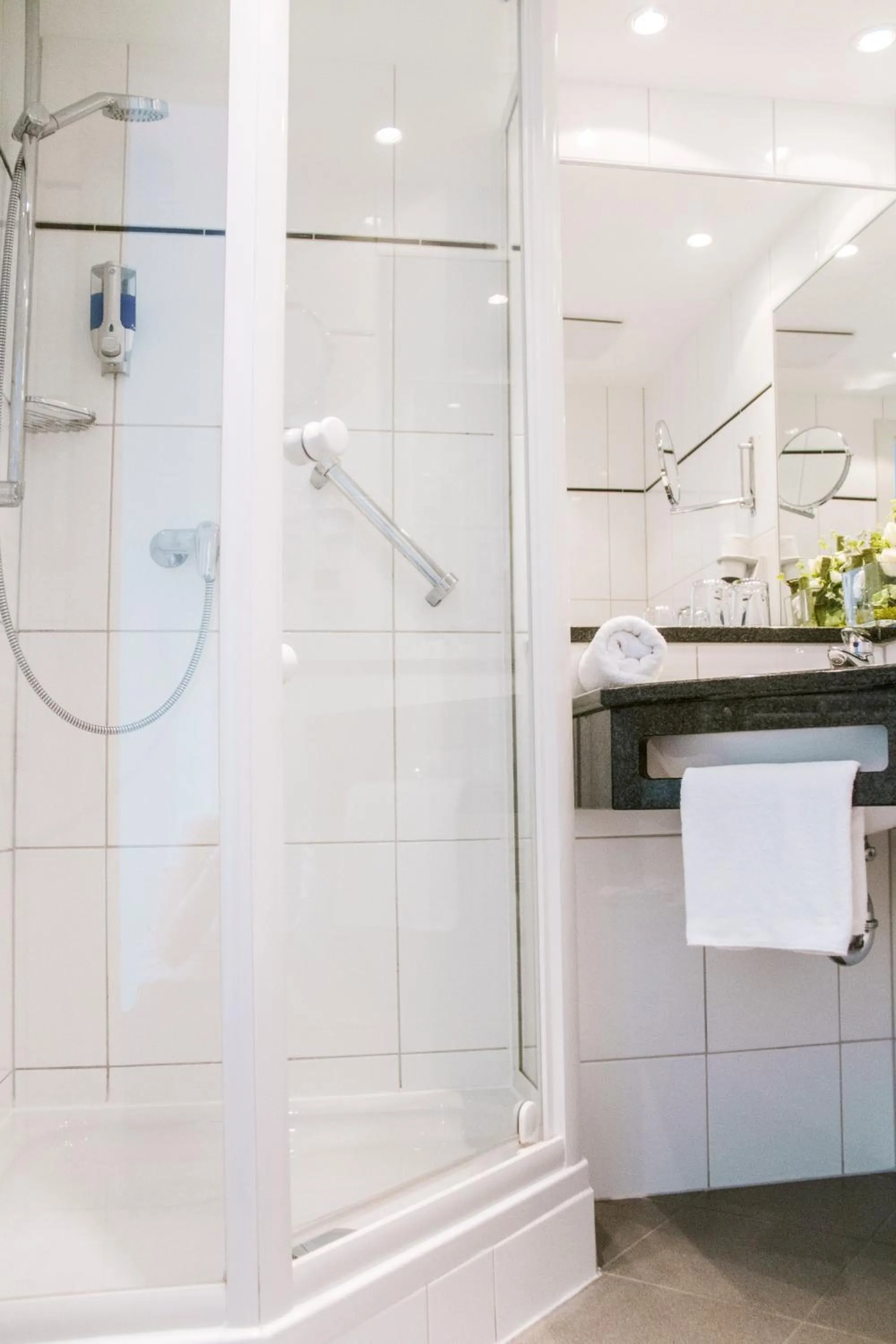 Shower in Stausee-Hotel