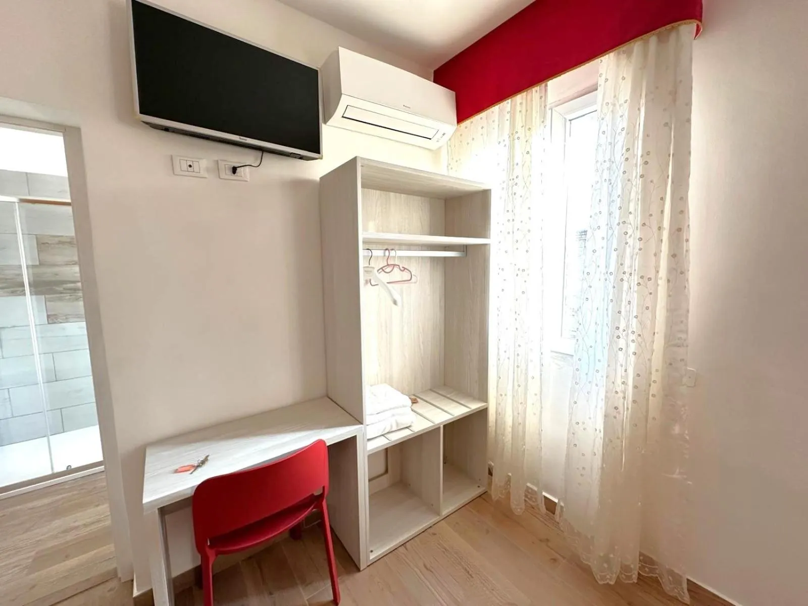 TV and multimedia in Vacation Venice Rooms