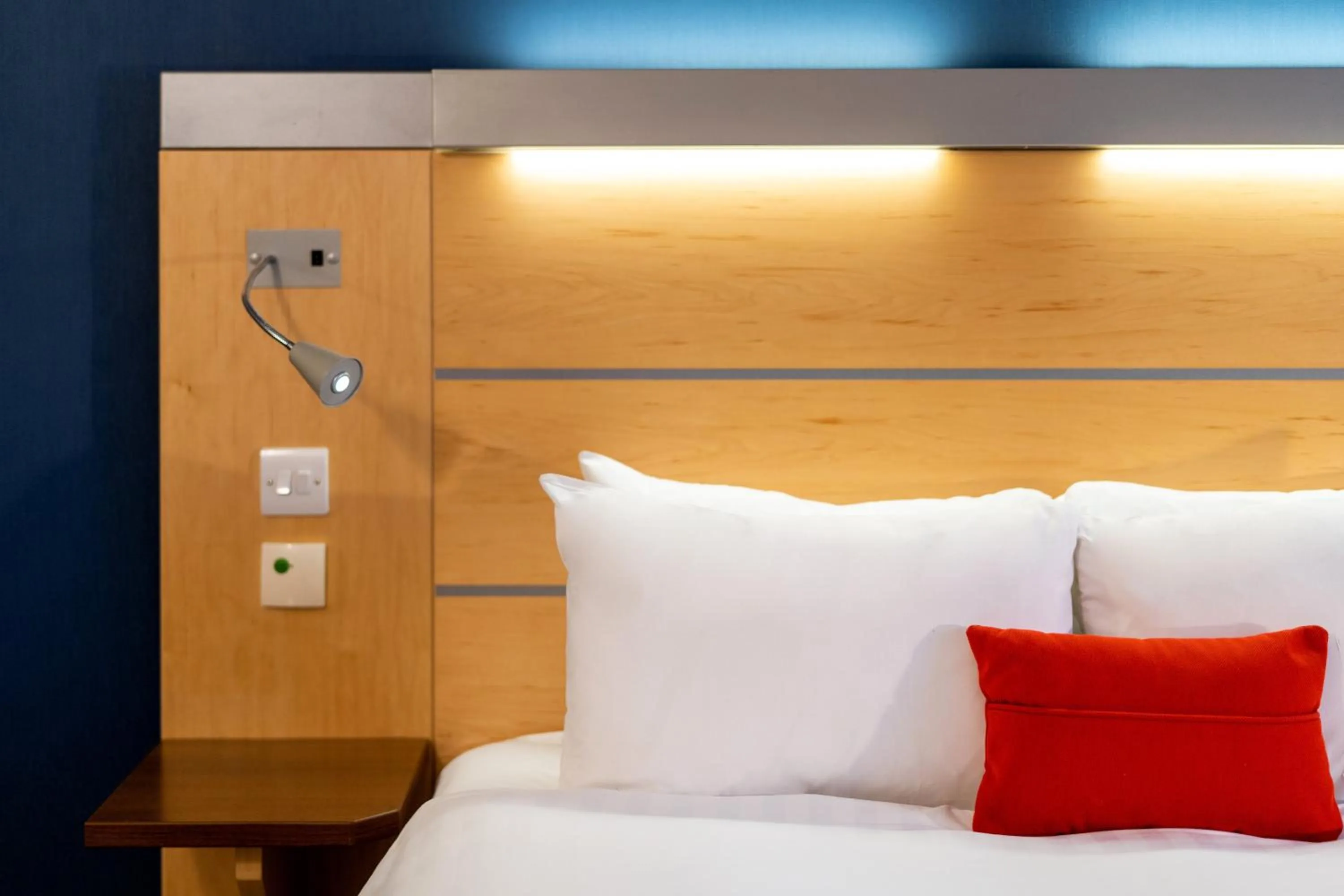 Photo of the whole room, Bed in Holiday Inn Express Dundee by IHG