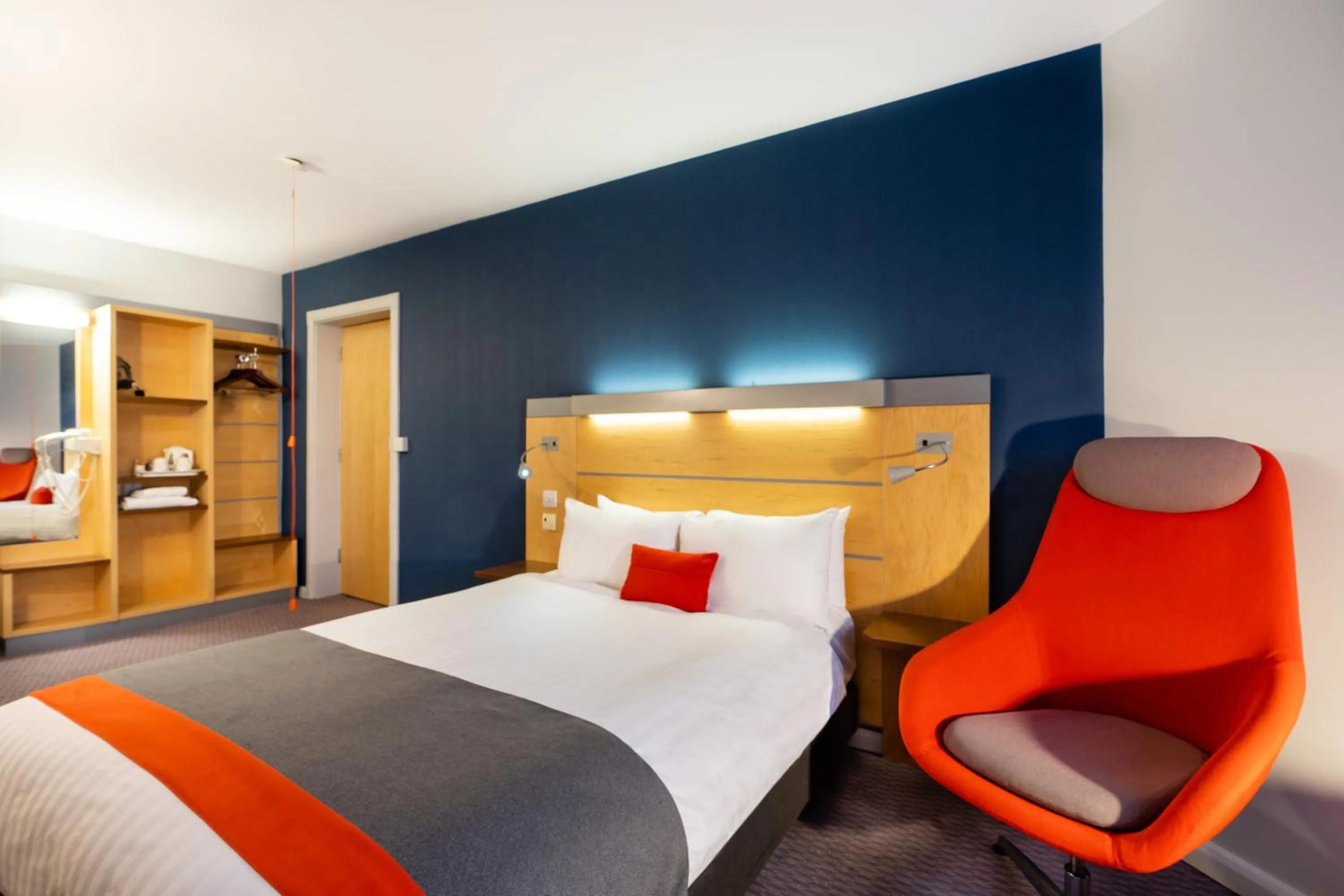 TV and multimedia, Bed in Holiday Inn Express Dundee by IHG