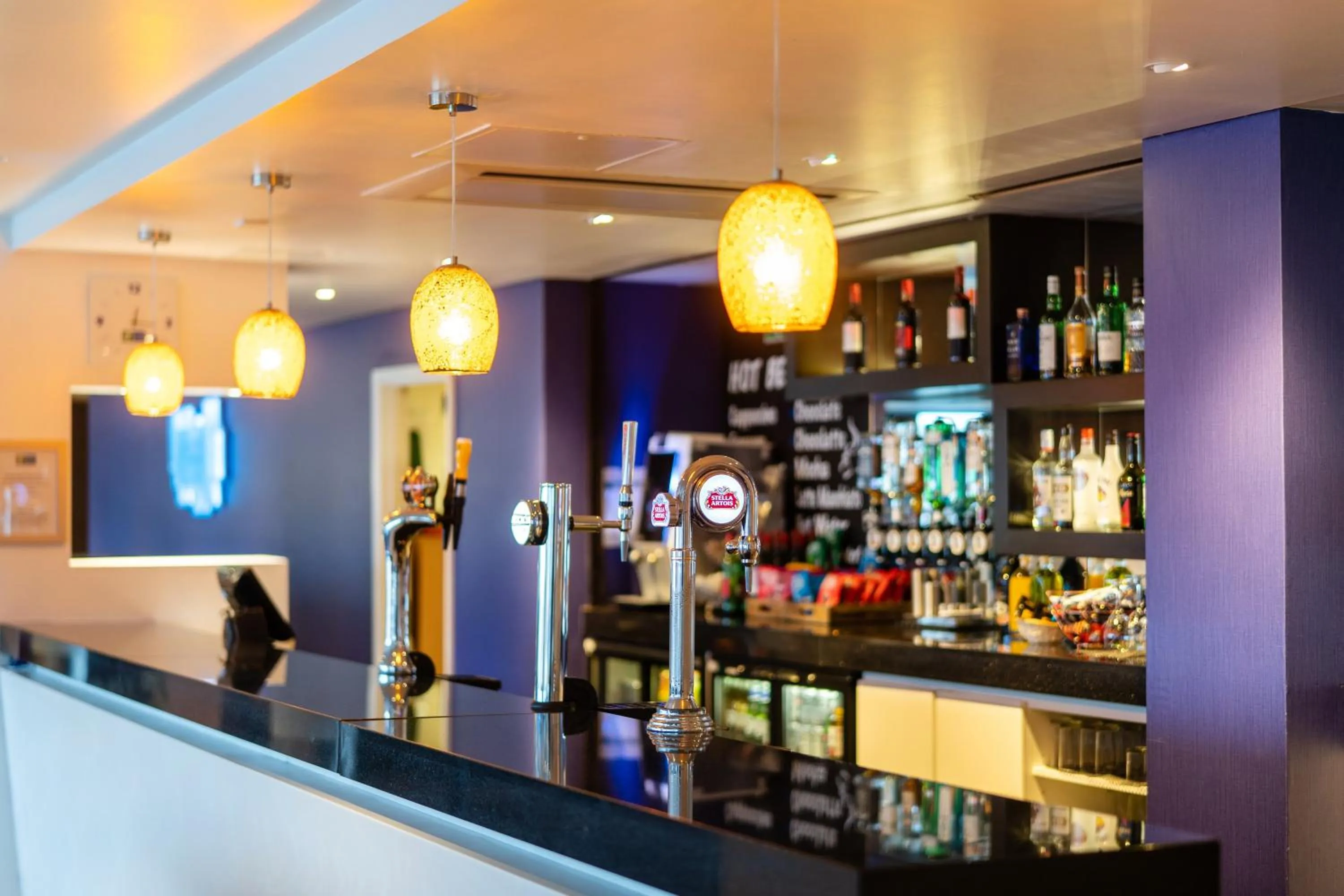 Lounge or bar in Holiday Inn Express Dundee by IHG
