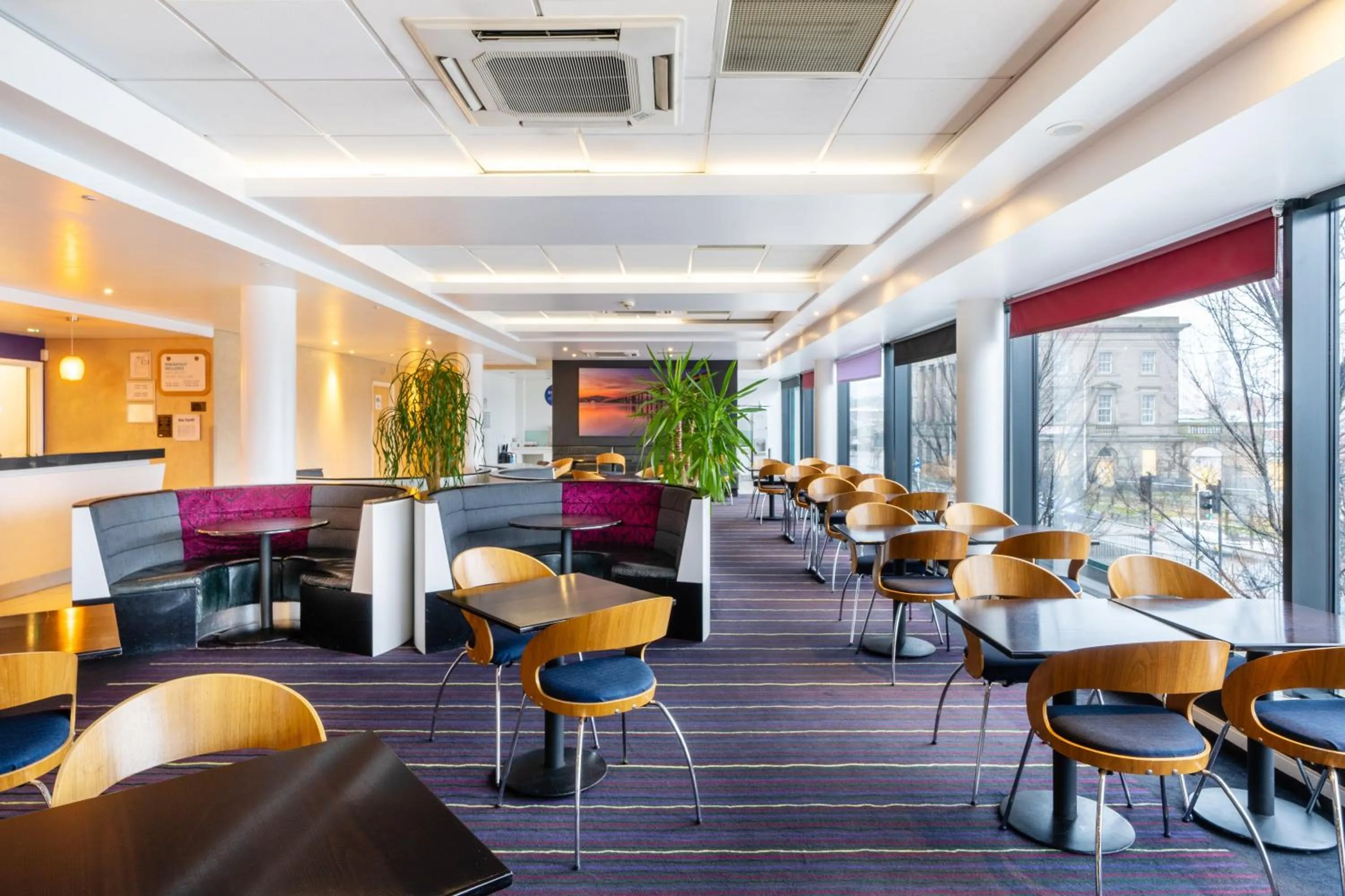 Restaurant/places to eat in Holiday Inn Express Dundee by IHG