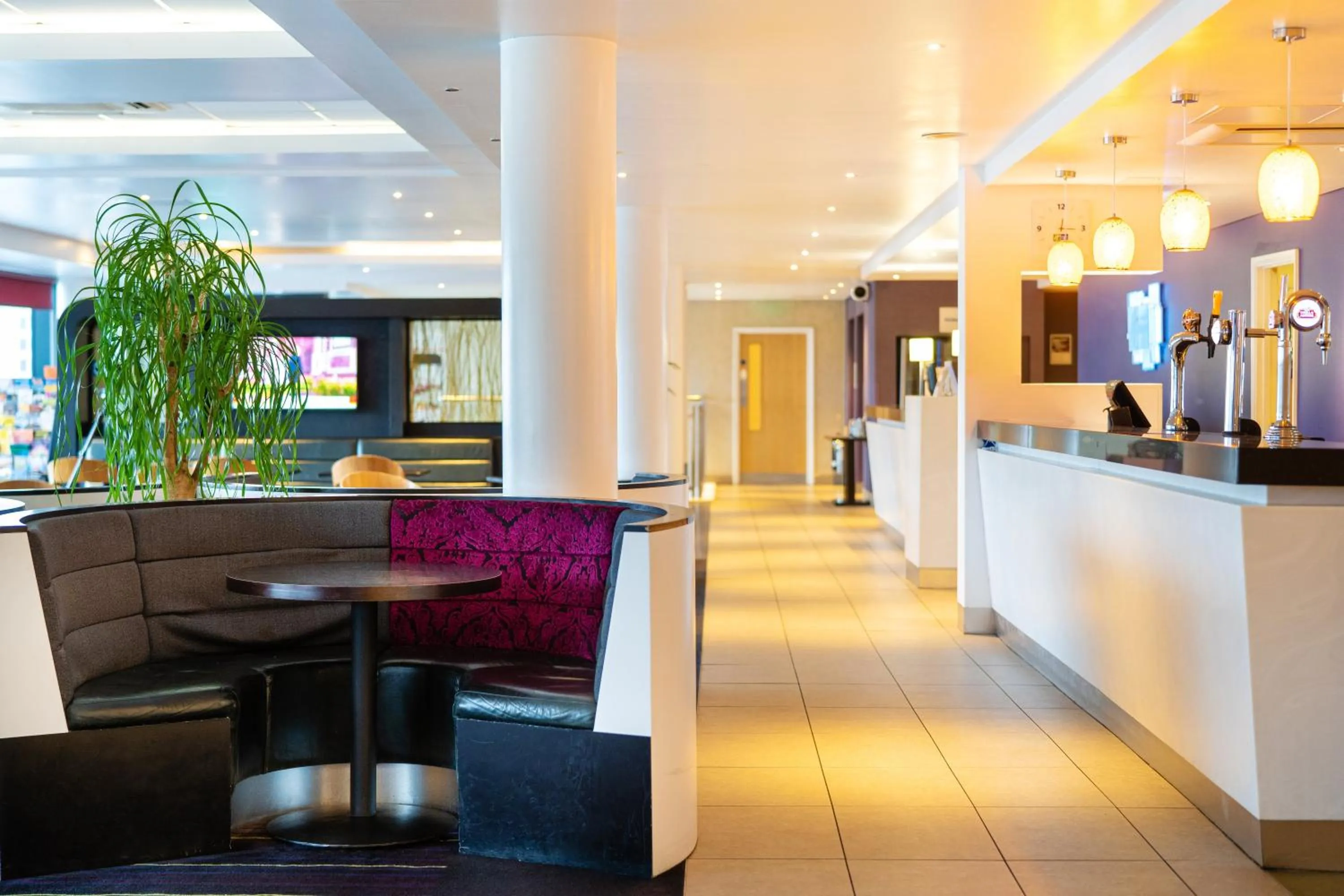 Lounge or bar in Holiday Inn Express Dundee by IHG