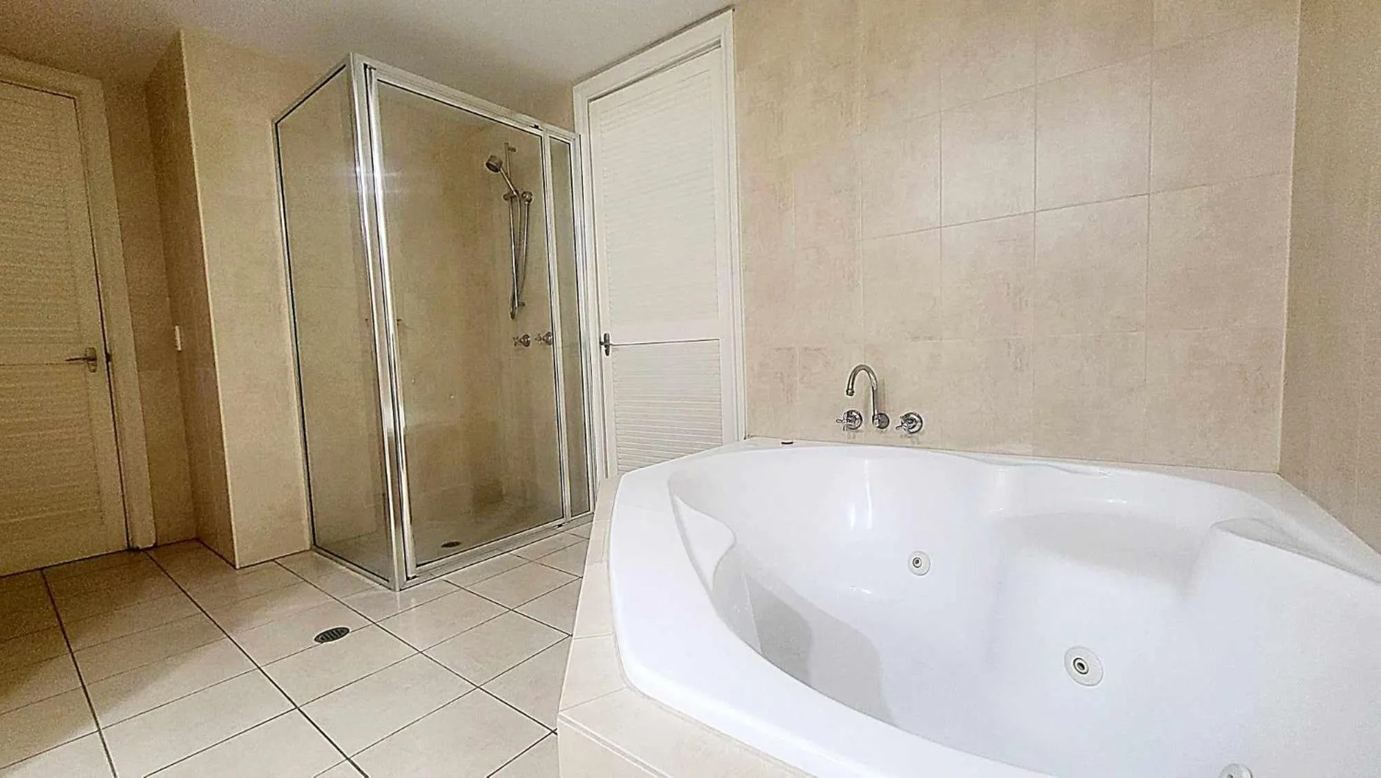 Shower in Cairns Colonial Club Resort