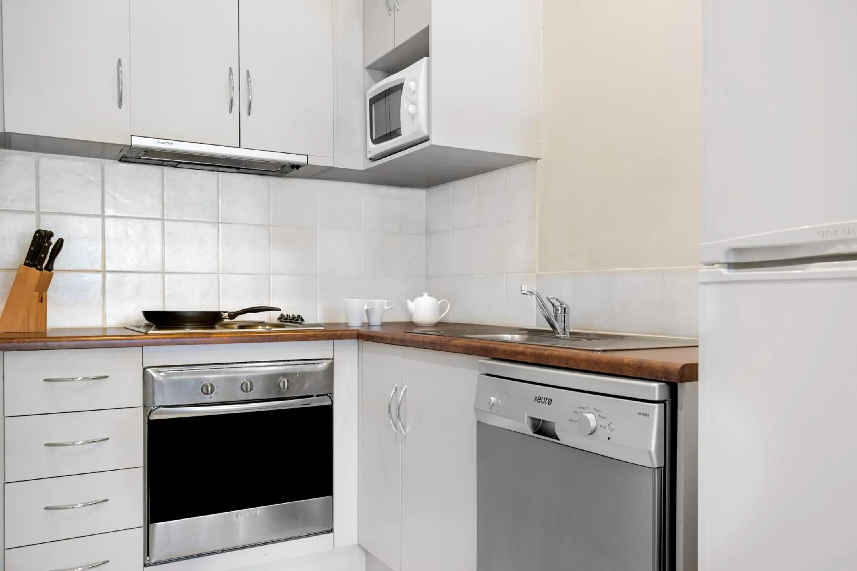 Kitchen or kitchenette in Frome Apartments