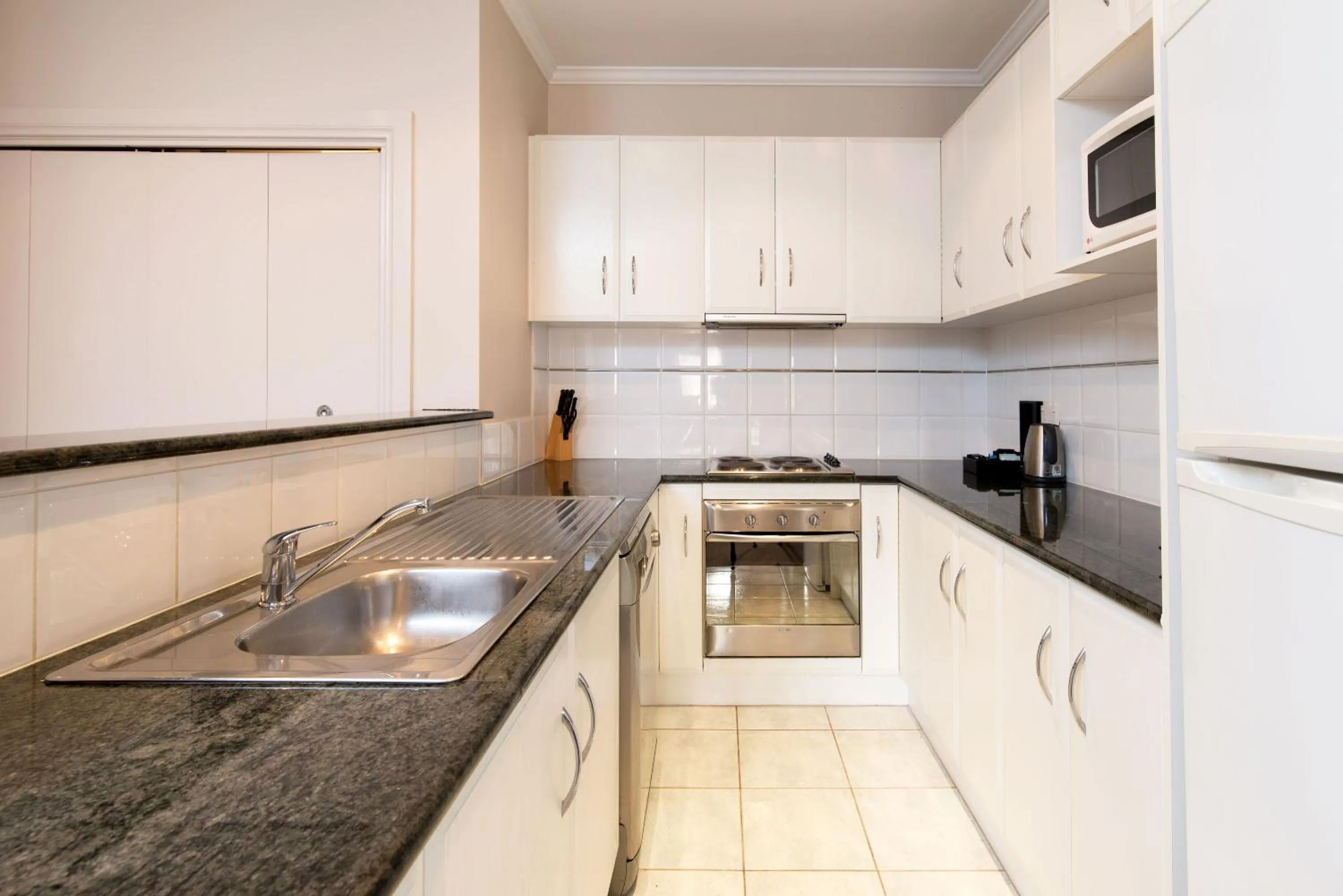 Kitchen or kitchenette in Frome Apartments