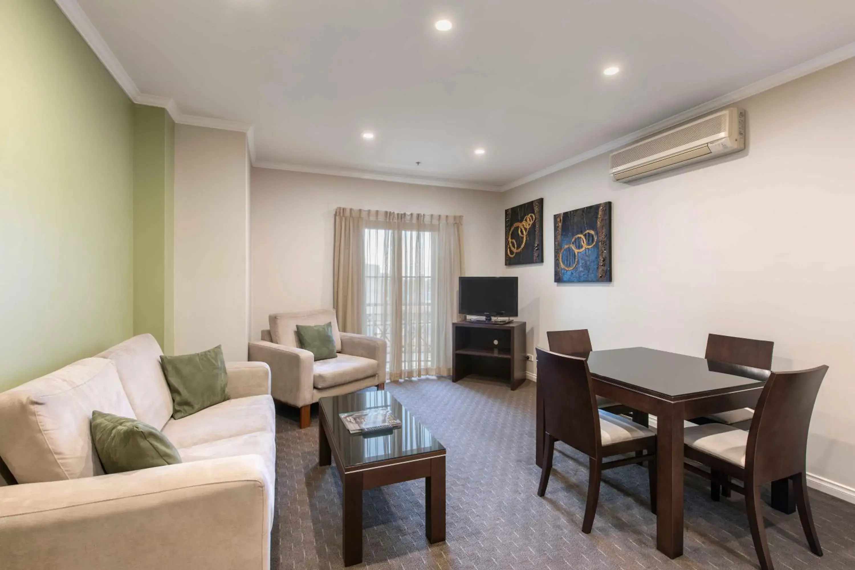 Two-Bedroom Apartment Queen Queen in Frome Apartments Two-Bedroom Apartment Queen Queen in Frome Apartments